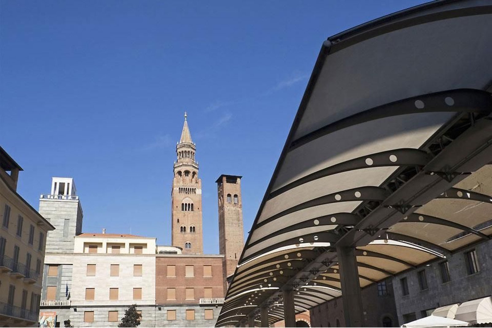 Cremona liegt im Herzen der Po-Ebene am Ufer des gleichnamigen Flusses und wurde von den Römern gegründet.
