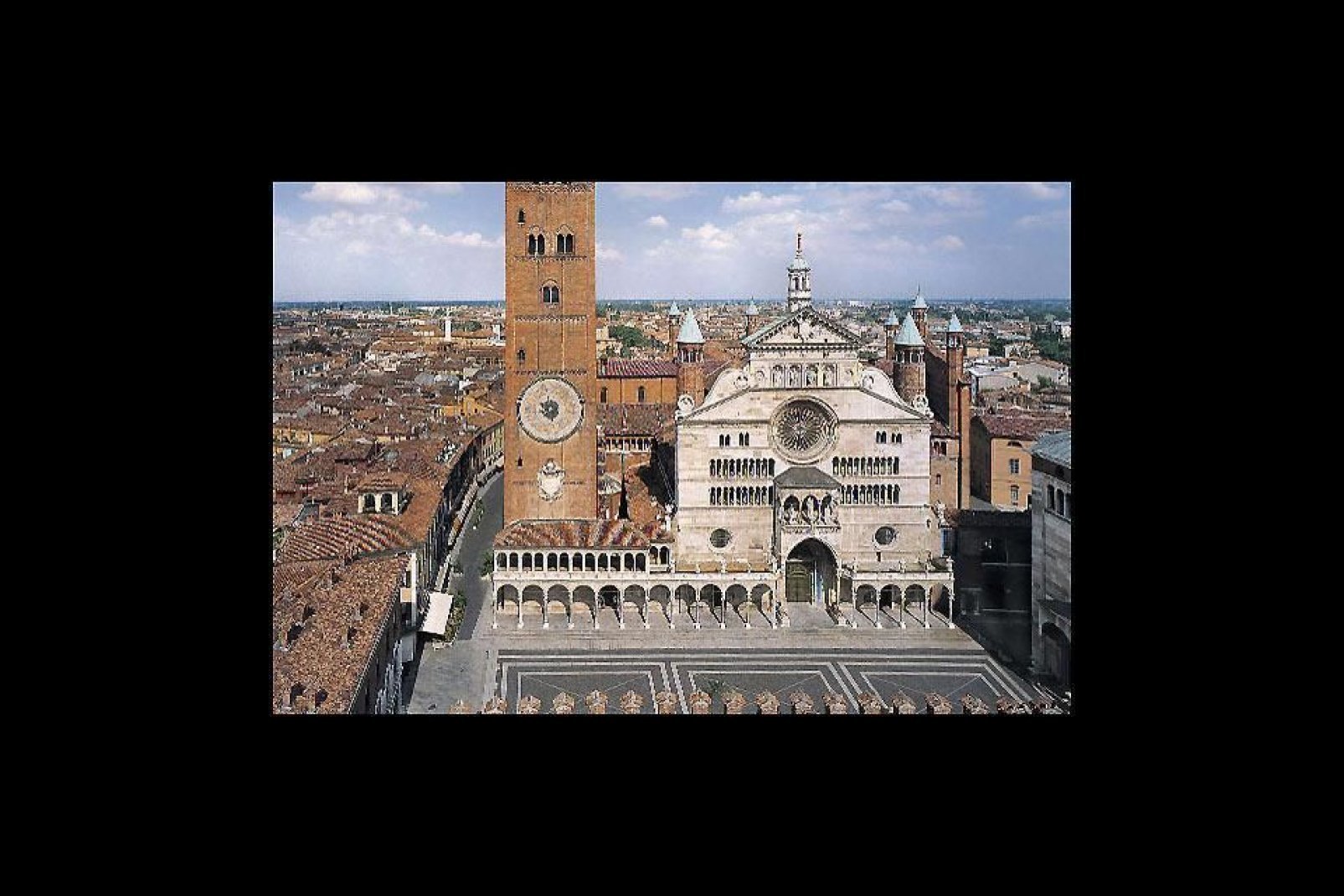 La catedral de Cremona, dedicada a la Asunción, es un amplio templo romano adaptado con elementos góticos, renacentistas y barrocos.
