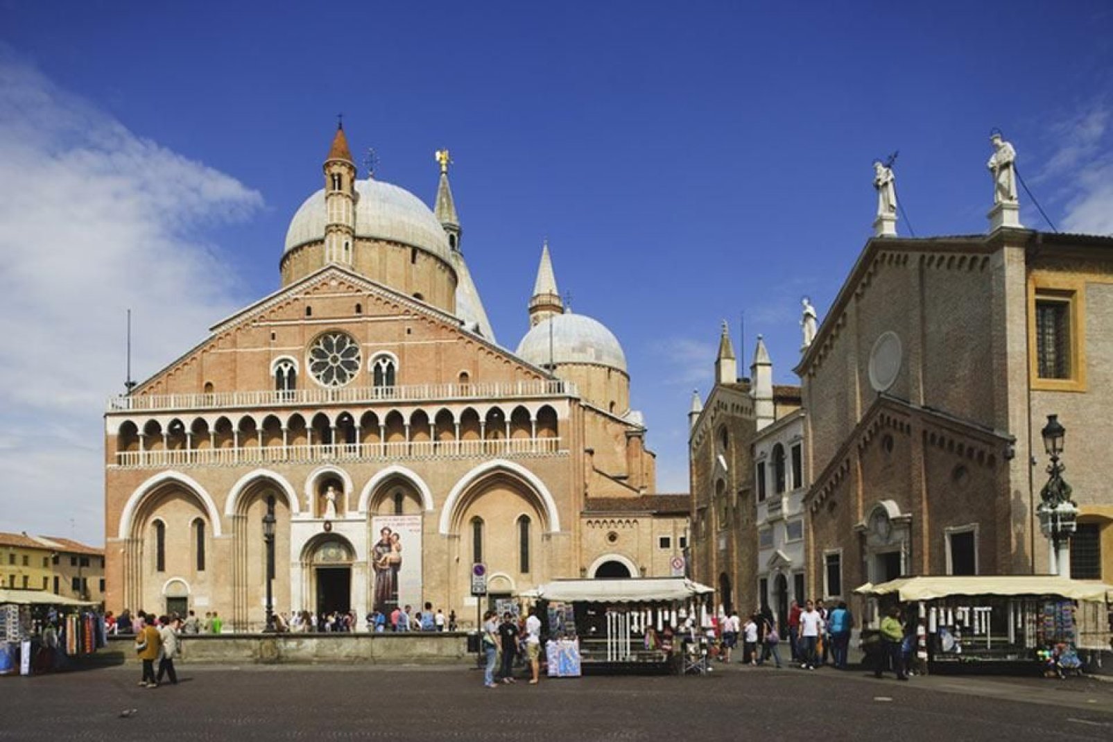 Das grte religise Bauwerk von Padua wurde im Jahre 1310 fertiggestellt. Jedes Jahr reisen fast 5 Mio. Pilger an diesen Wallfahrtsort. Hier befinden sich die Reliquien des Heiligen Antonius.