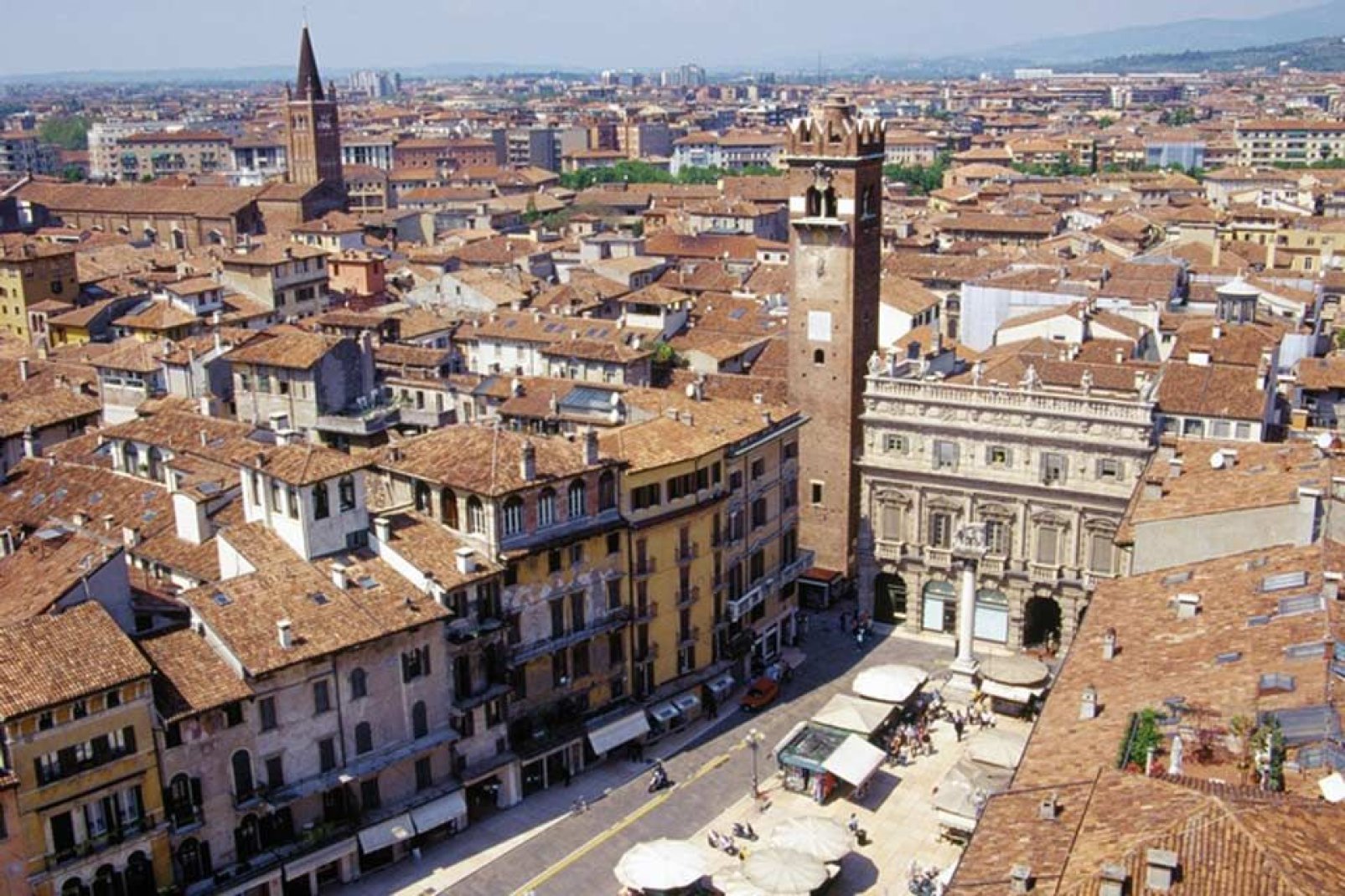 Piazza delle Erbe è la piazza più antica di Verona. Qui sono collocati la fontana, la colonna marmorea dove sorge il Leone di S.Marco e il "Tribunale".