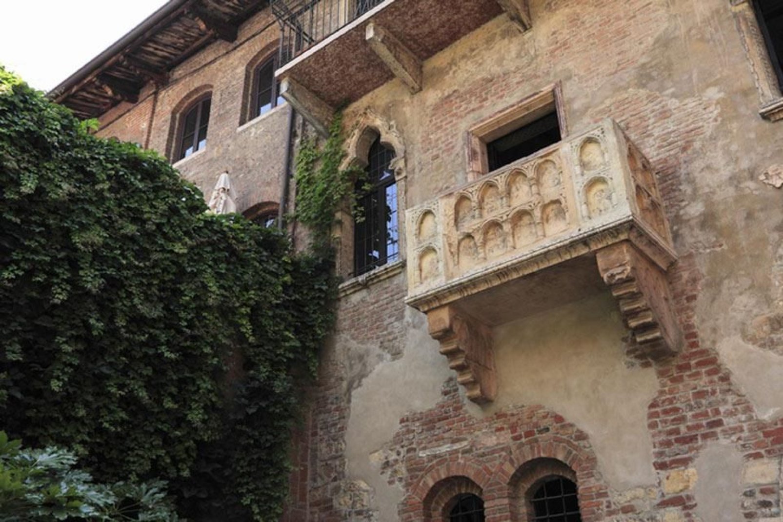 La leggenda vuole che da questo balcone Giulietta si affacciasse per scorgere Romeo oltre la siepe. Sulla casa giace ancora lo stemma medievale della famiglia Capuleti.