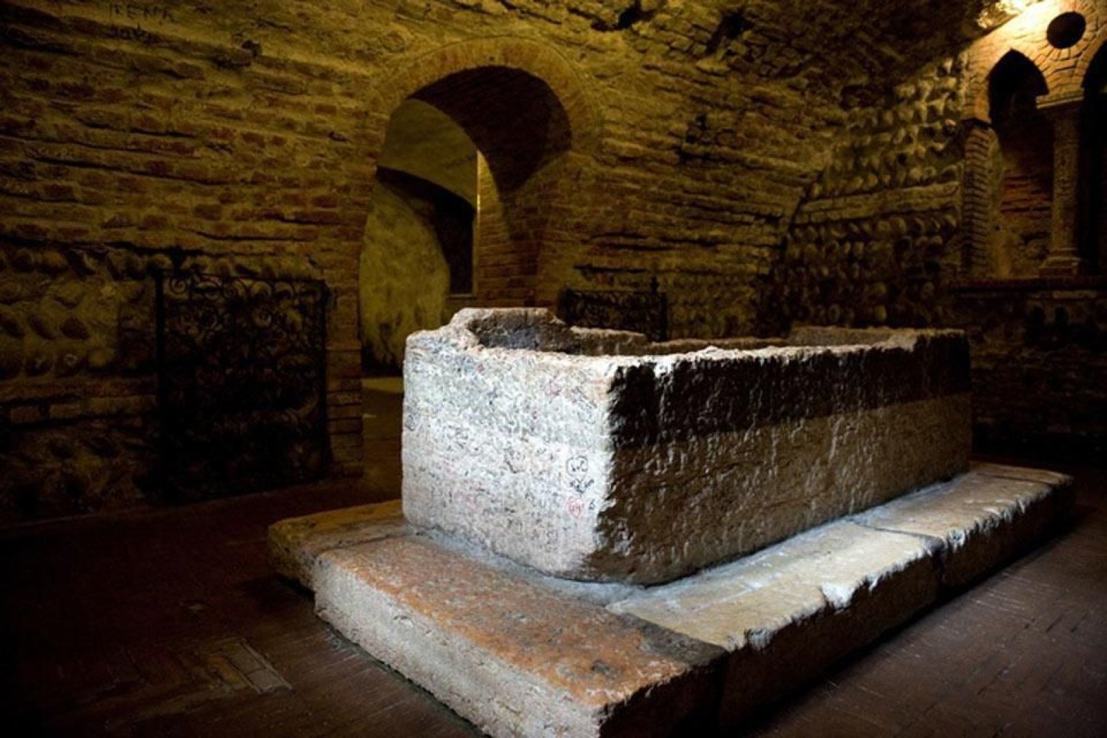 The tomb has, since 1937, been situated in an ancient monastery.
