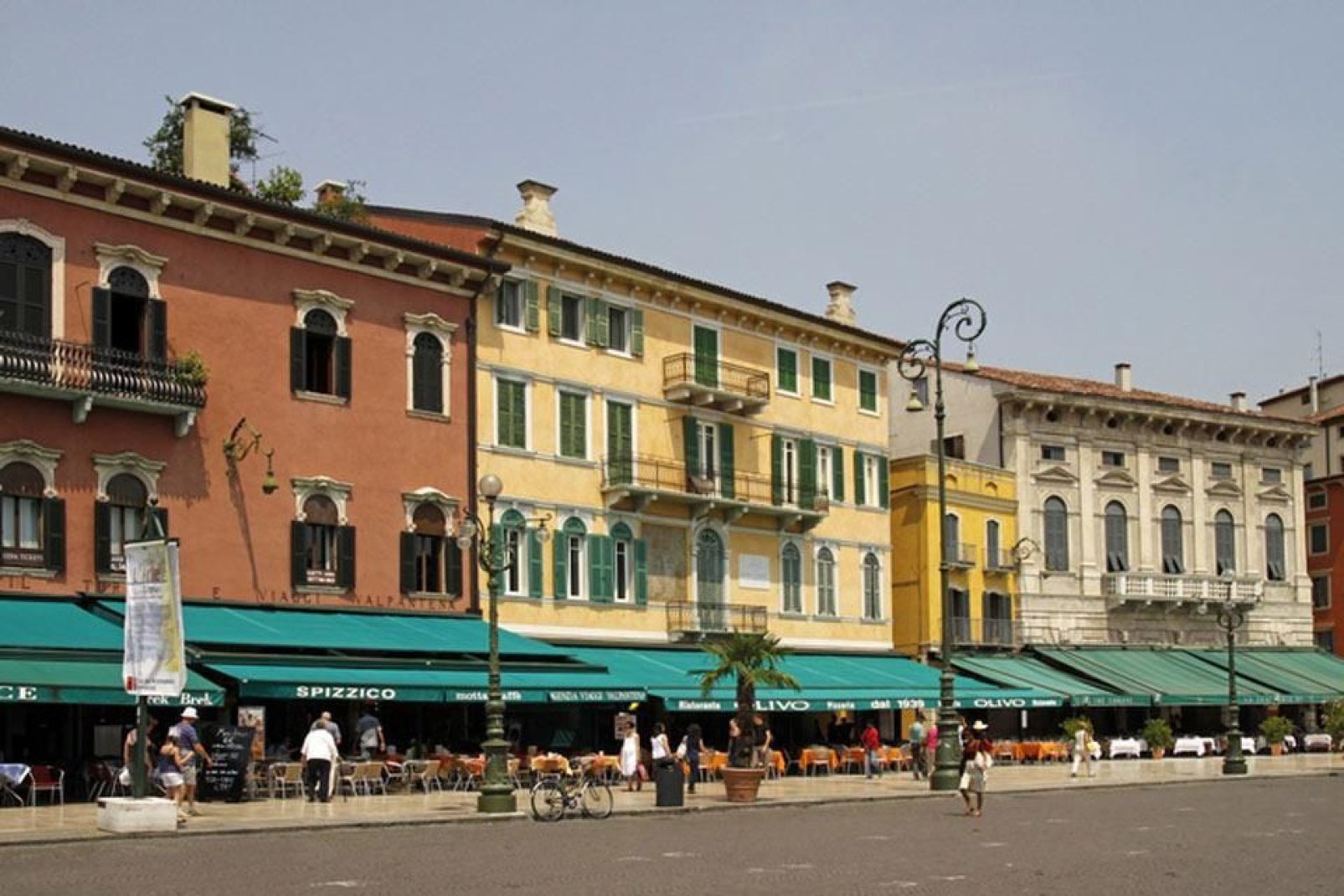La piazza più grande di Verona si trova nel centro storico. Questa serie di palazzi affiancano il Liston, luogo delle passeggiate dei cittadini veronesi.