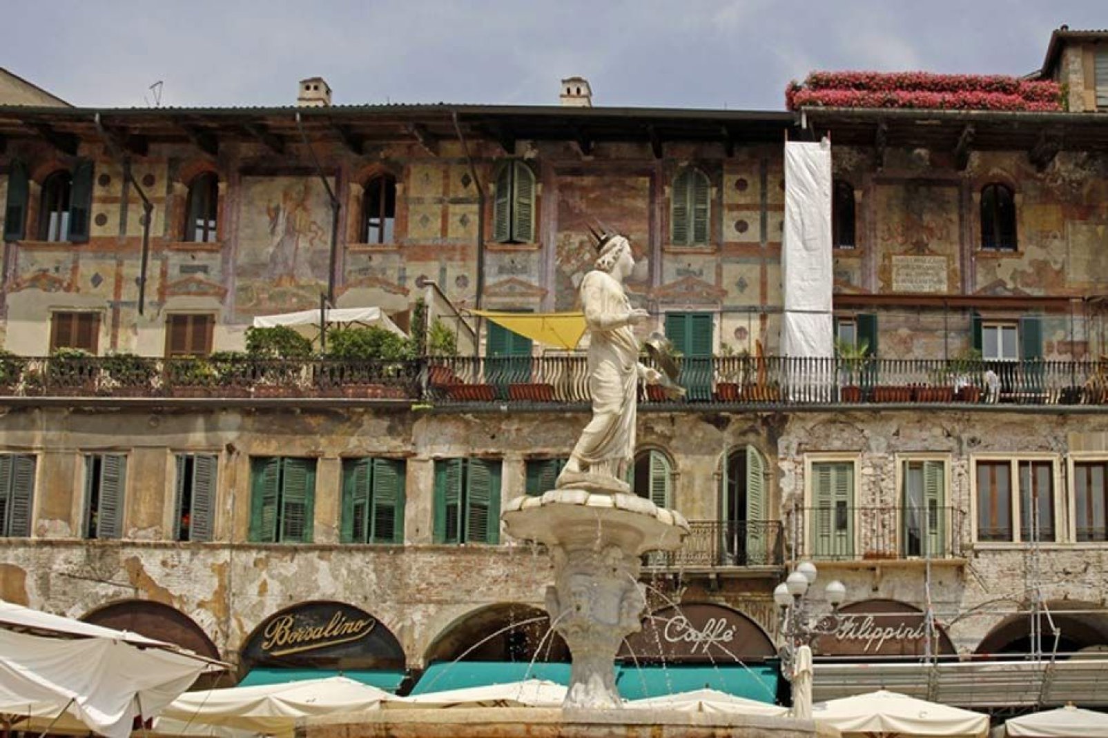 La fontana è il monumento più antico della Piazza delle Erbe. Sulla cima di essa appare una statua di epoca romana, datata 380, soprannominata "Madonna Verona".