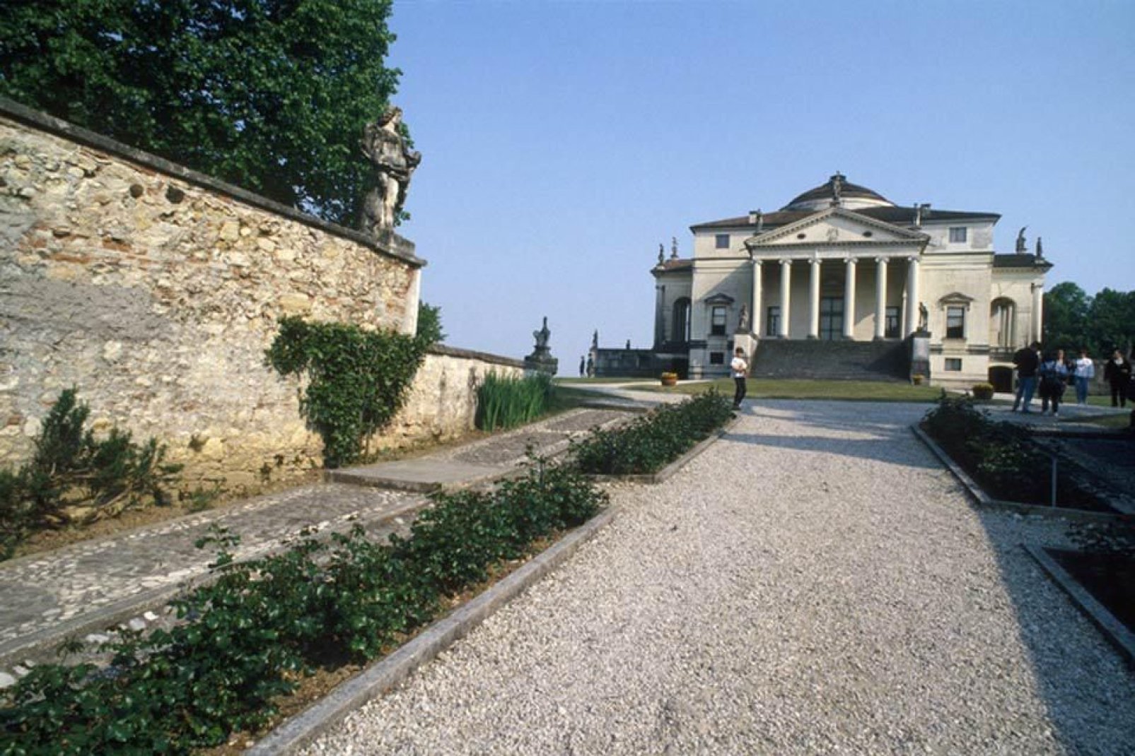 Villa Almerico Capra detta la Rotonda è una villa a pianta centrale situata presso  Vicenza, ideata da Andrea Palladio
