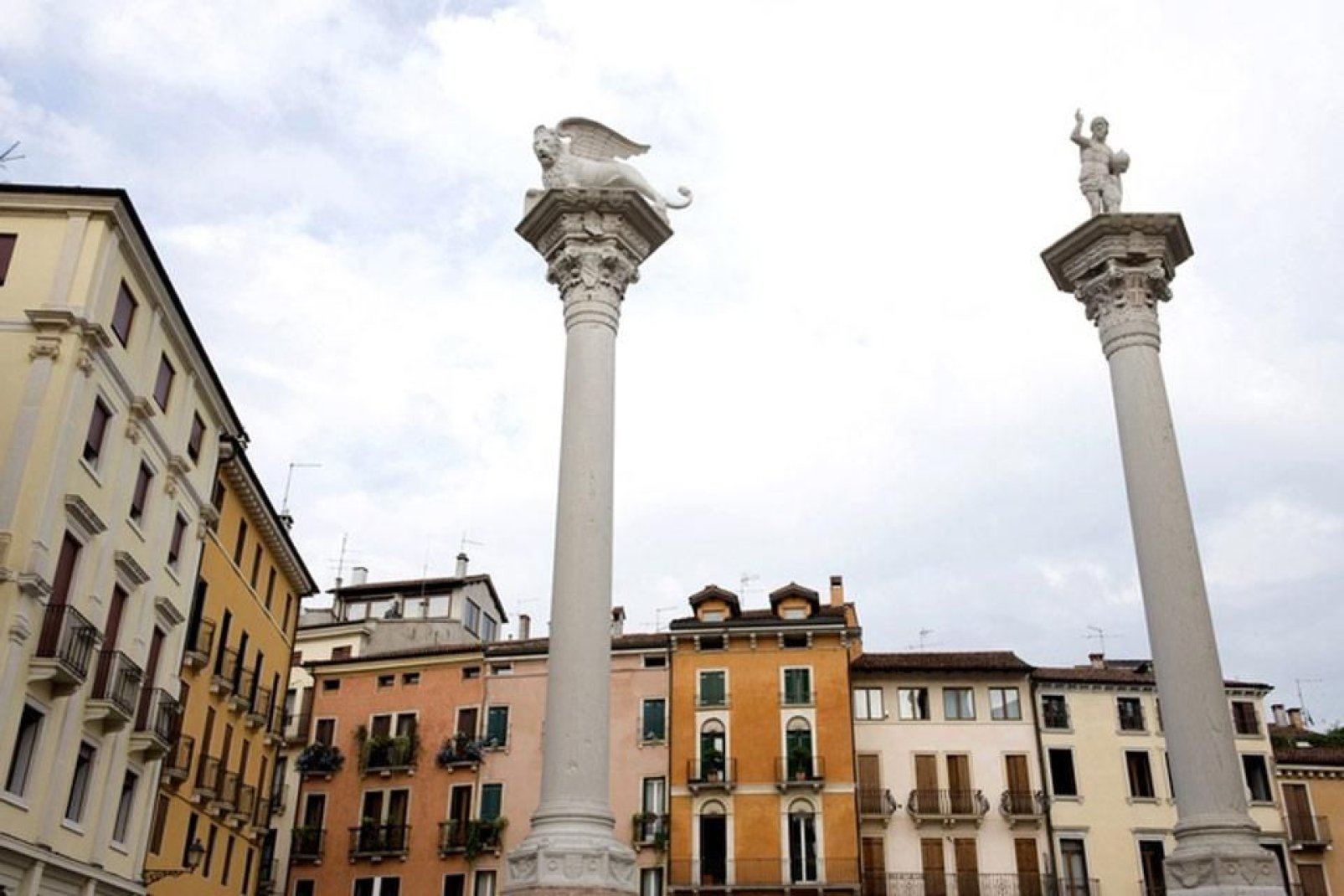Particolare di Piazza dei Signori a Vicenza, dove svettano due colonne, una con il Leone di San Marco, una con il Redentore