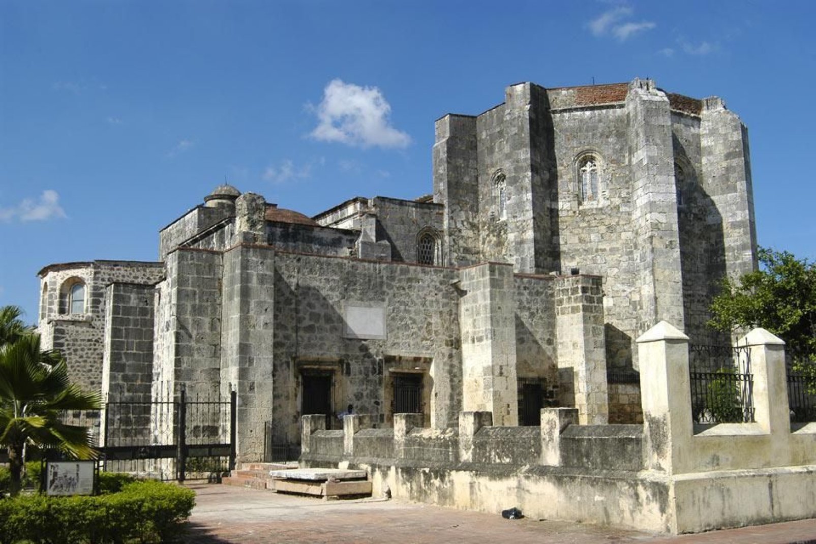 Santa María la Menor, con su fachada de piedra coralina ocre, fue la primera catedral construida en el Nuevo Mundo.
