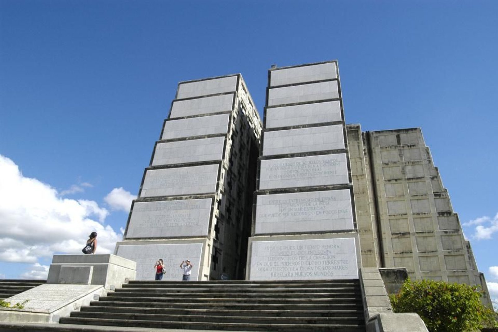 Si tratta di un edificio monumentale di cemento armato, abbastanza bruttino, a forma di croce, lungo 310 metri, largo 44 e alto 33!