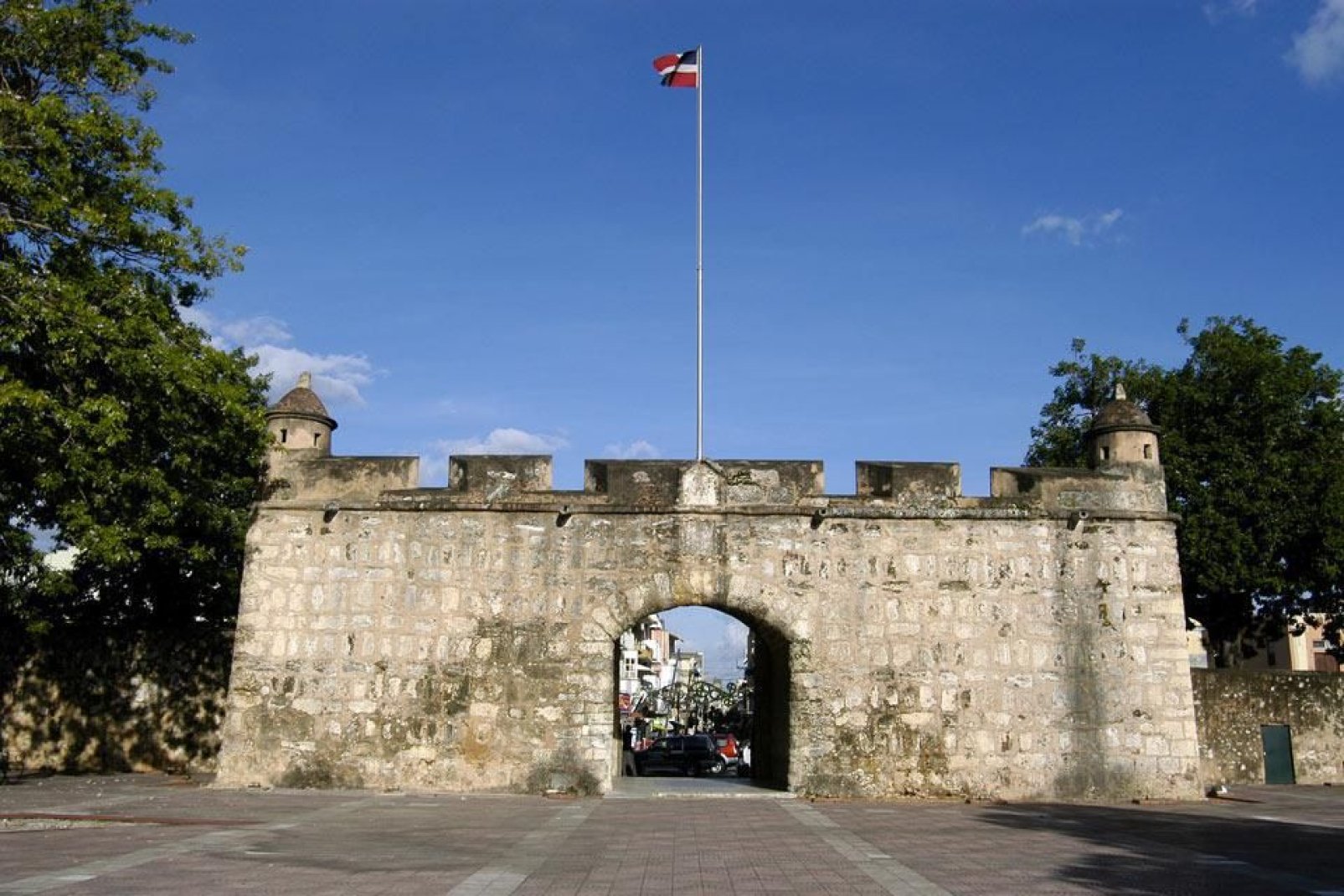 Una majestuosa puerta fortificada, vestigio de la antigua muralla colonial, en el extremo de la calle del Conde, una calle peatonal.
