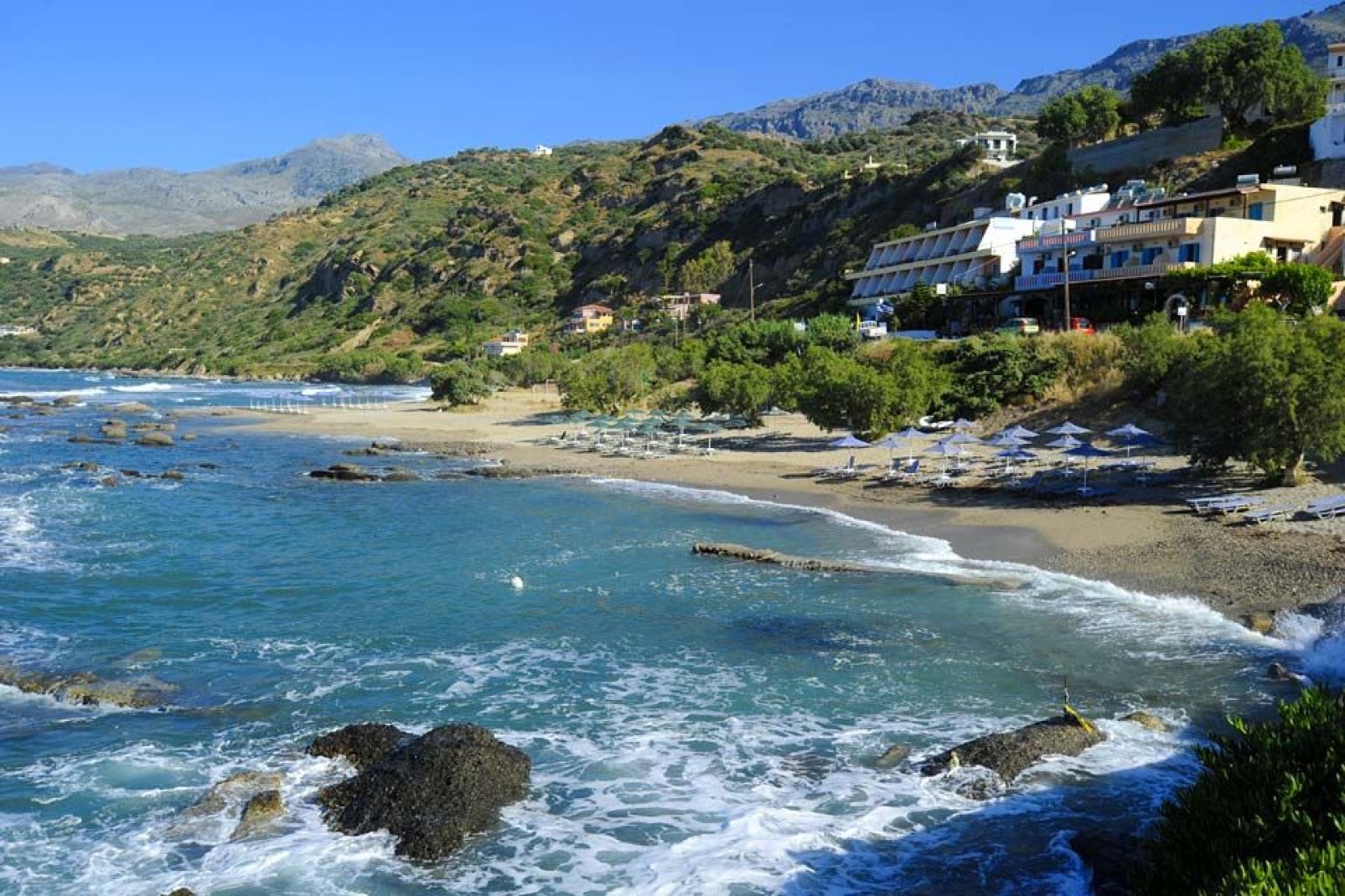 La localidad es un destino de fin de semana para los habitantes de la ciudad de Rethymnon, situada a unos 20 km.