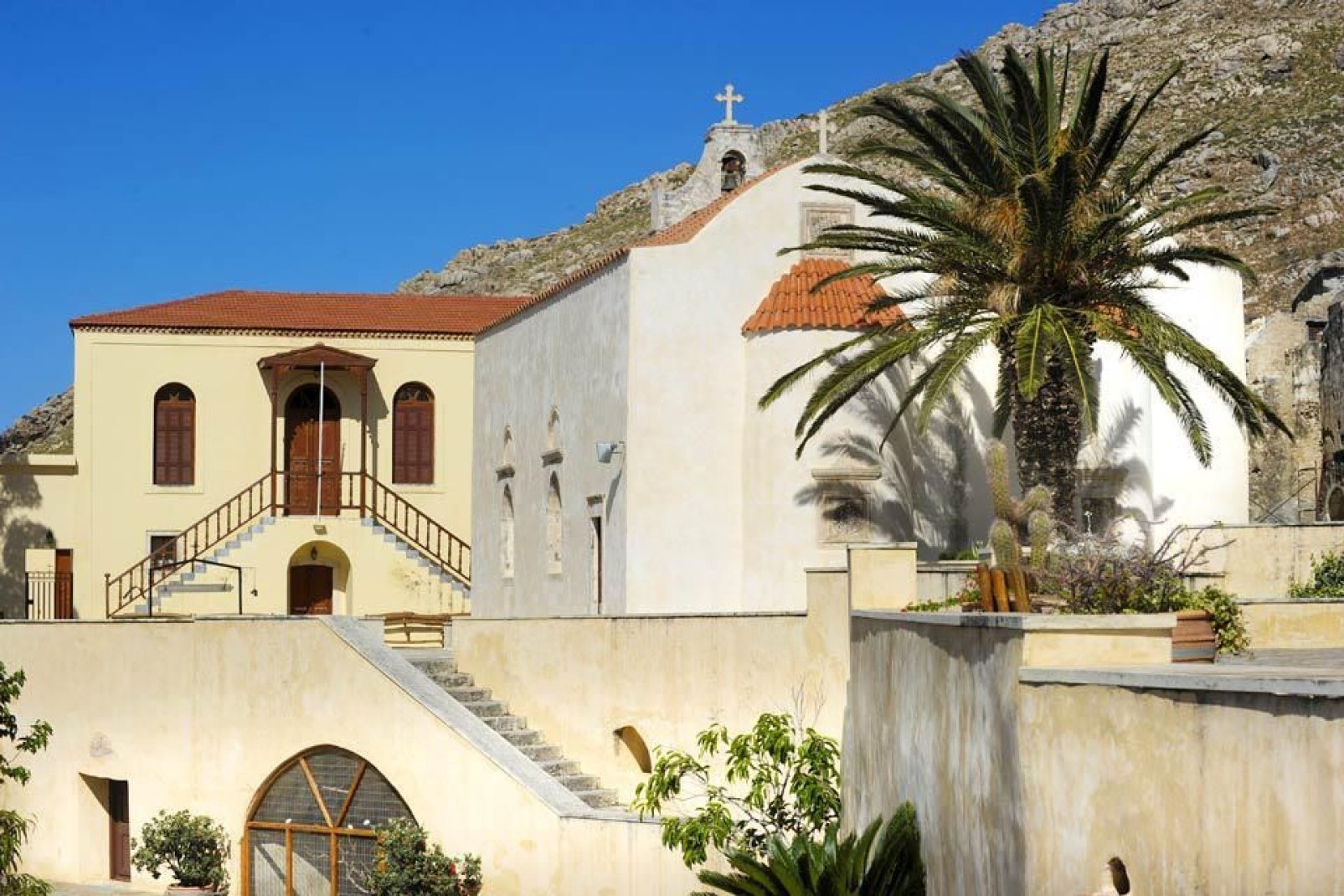 Este hermoso monasterio, situado ante el mar, conserva con celo una reliquia de la Santa Cruz. Su museo está abierto a los visitantes.