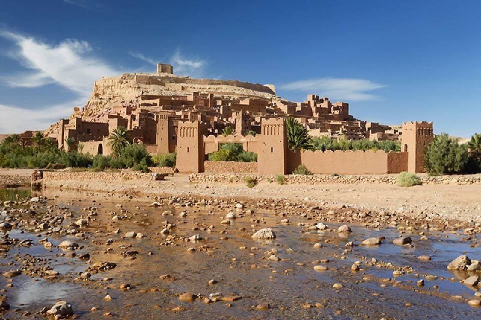 Ville étape avant le désert, Ouarzazate n'a pas vraiment d'intérêt en soi. Les alentours, valent un coup d'œil.