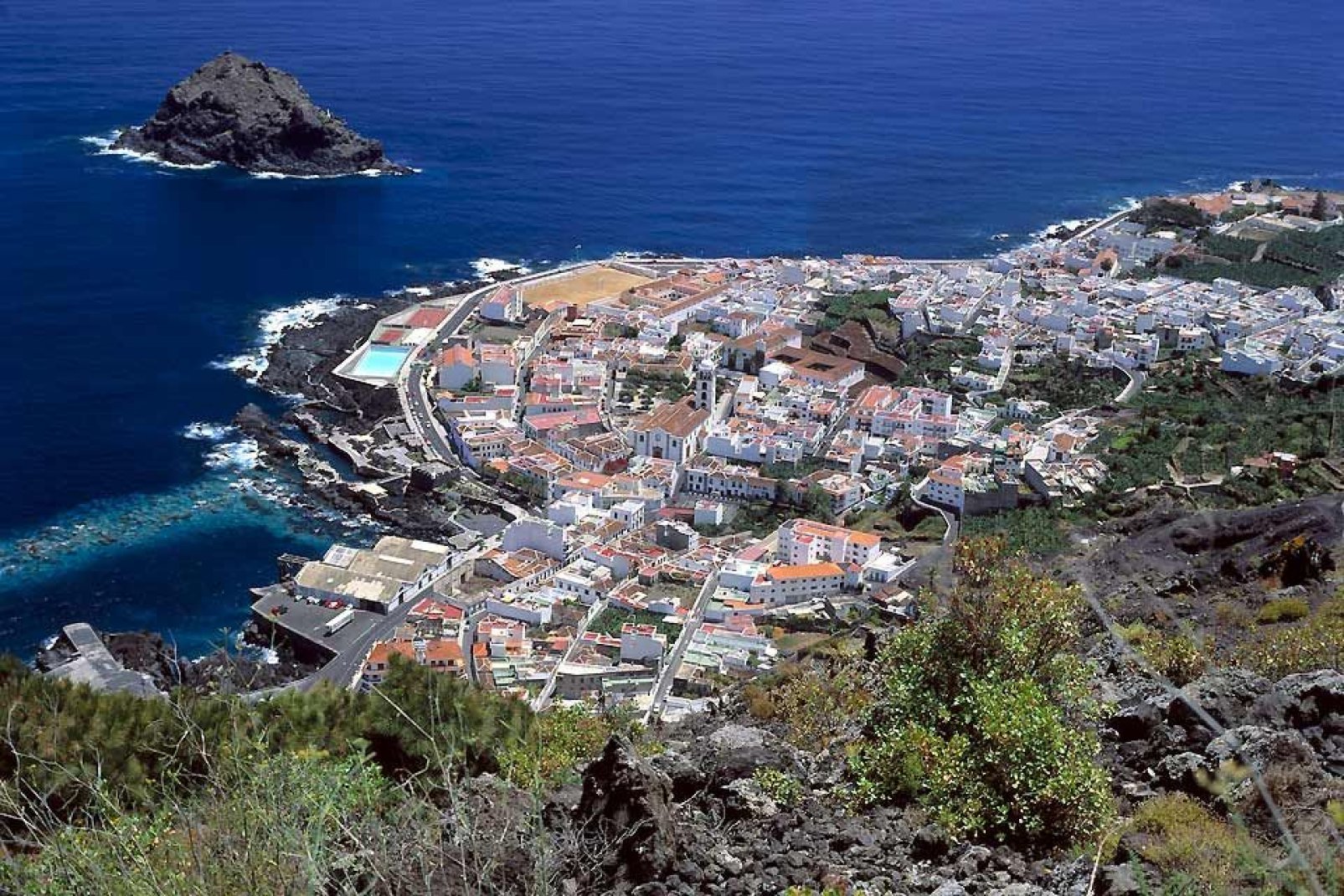 Guarachico war bis zum Jahre 1706 der wichtigste Hafen der Insel. Dann aber wurde das Dorf im Zuge eines gewaltsamen Ausbruchs des Teide großteils unter den Lavafluten begraben.