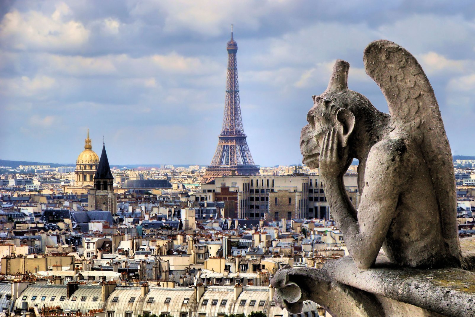 Avec ses nombreux monuments, Paris est un vrai musée à ciel ouvert. Ici, (de g. à dr.), le Panthéon, la Tour Eiffel et une des fameuses gargouilles de Notre-Dame.