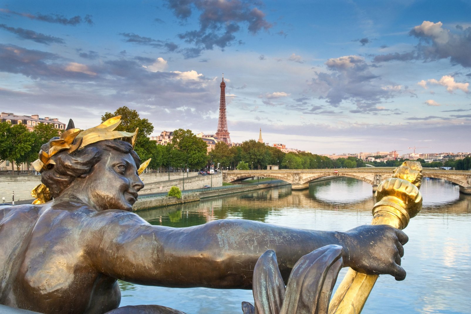 Paris compte trente sept ponts qui enjambent la Seine.