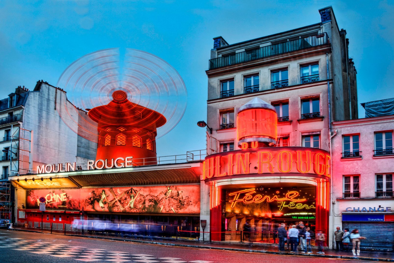 Avec son Moulin Rouge et sa vie nocturne, Pigalle attire toujours autant les touristes.