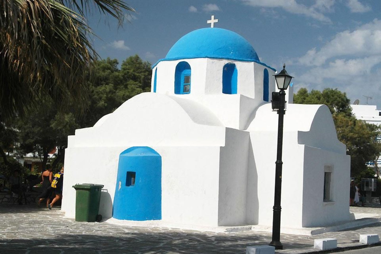 Comme toute l'île de Paros, Parikia réunit un grand nombre d'églises post-byzantines.