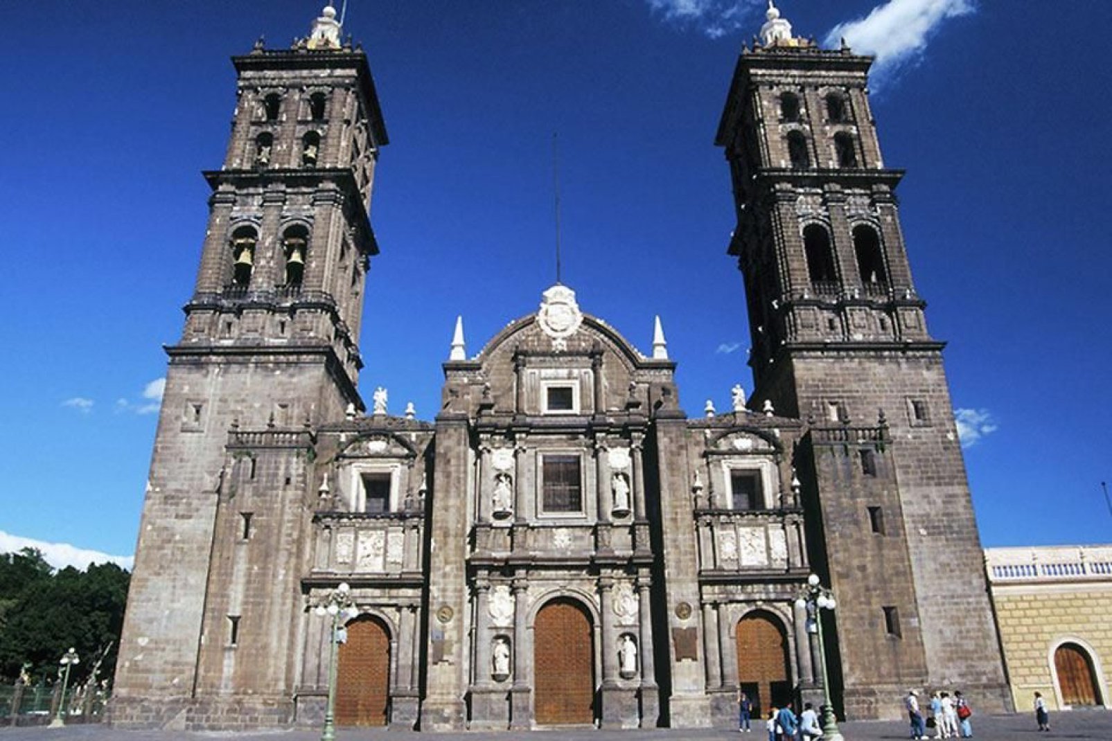 La Cattedrale, esempio di architettura barocca, è del periodo coloniale. Le sue due torri sono le più alte di tutto il Messico.