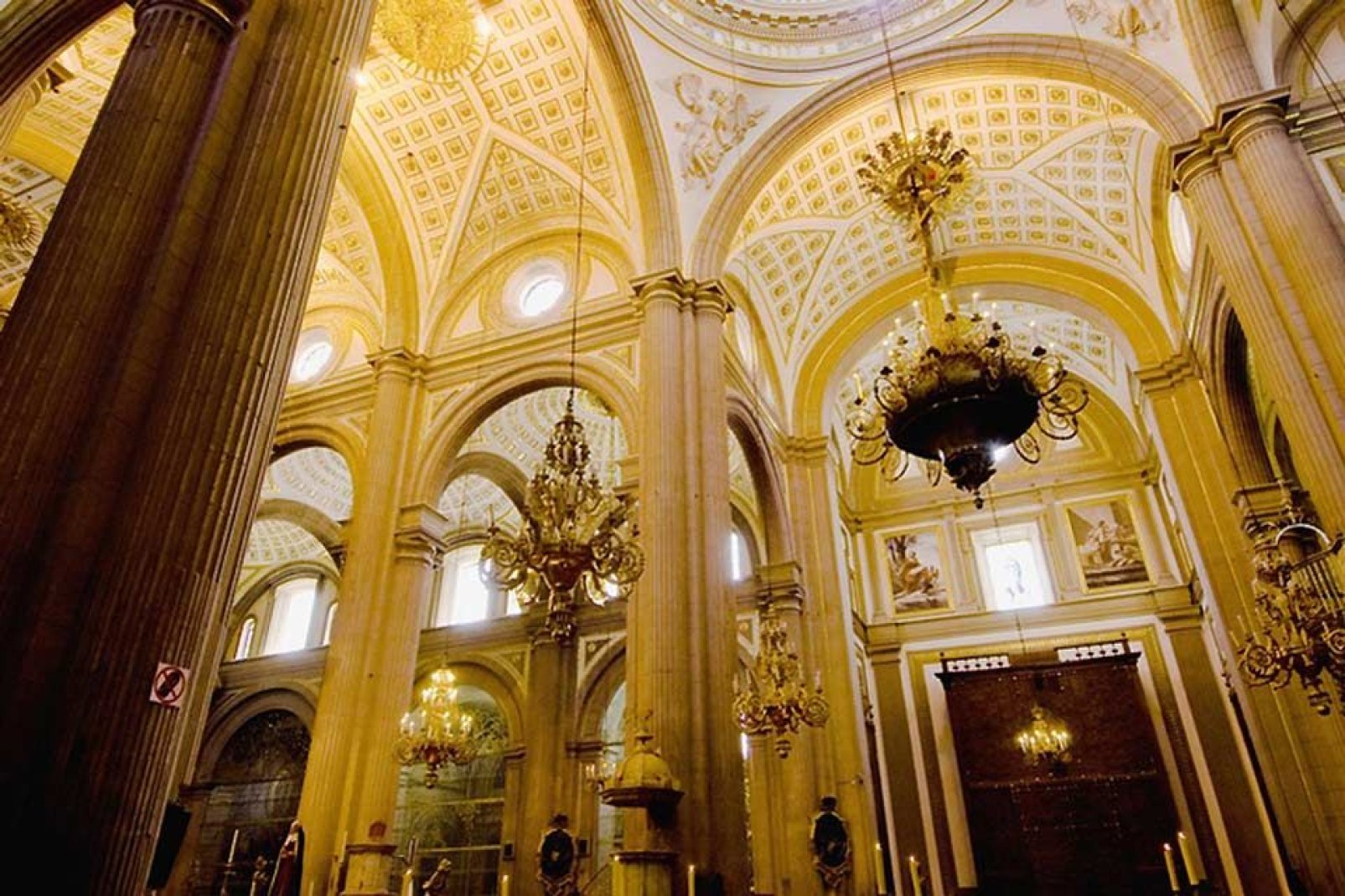 La cattedrale contiene molte opere realizzate all'interno delle 14 cappelle laterali e nell'altare maggiore.