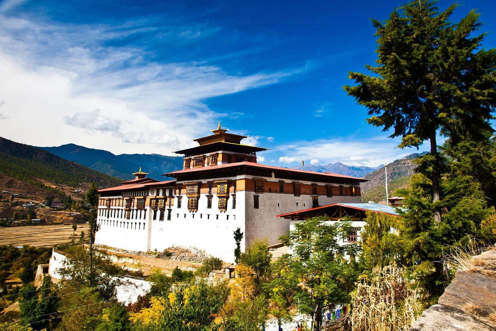 Wie fast immer in Bhutan, hat sich das Dorf Paro um den Dzong herum Mitte der 80er Jahre entwickelt und es gibt so gut wie nur eine einzige wichtige Einkaufsstrae. Die Stadt ist also einzig auf Grund ihrer Klster und des Nationalmuseums interessant, das sich im ehemaligen Wachturm befindet, der 1650 erbaut wurde. Sein Besuch ist ein Muss und stellt eine hervorragende Einfhrung in den kulturellen ...