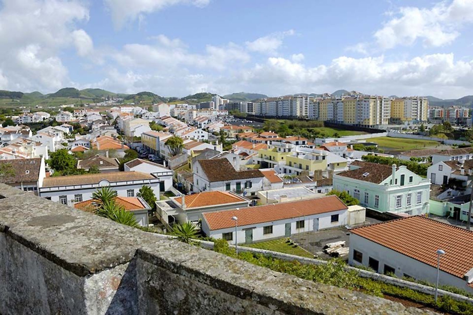 Ponta Delgada ist die Wirtschaftshauptstadt der Azoren und liegt im Süden der Insel Sao Miguel.