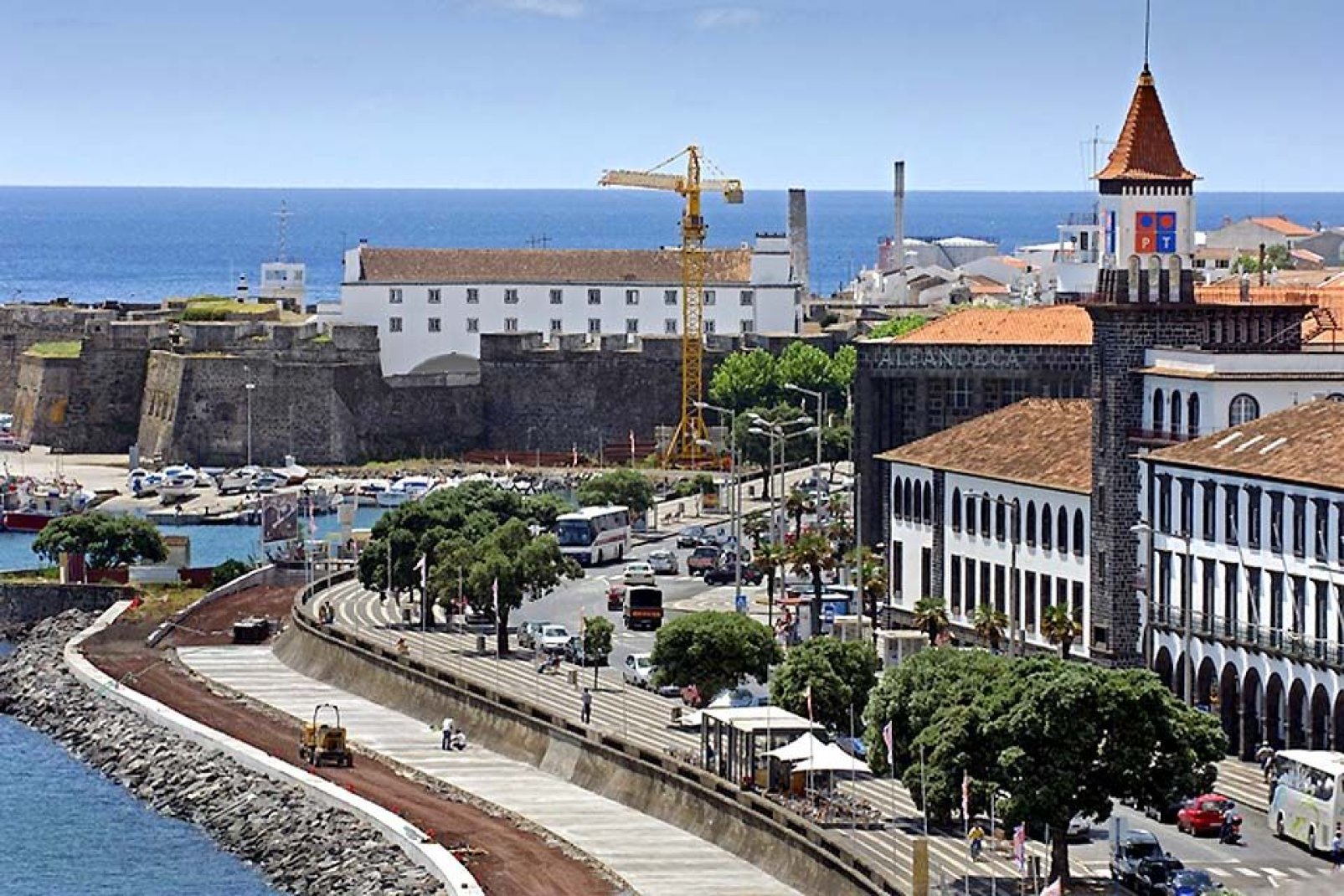 Die Promenade von Ponta Delgada ist ein Symbol für die Dynamik und den modernen Wandel der Stadt. Man kann auch die Kapelle de la Esperança besichtigen.