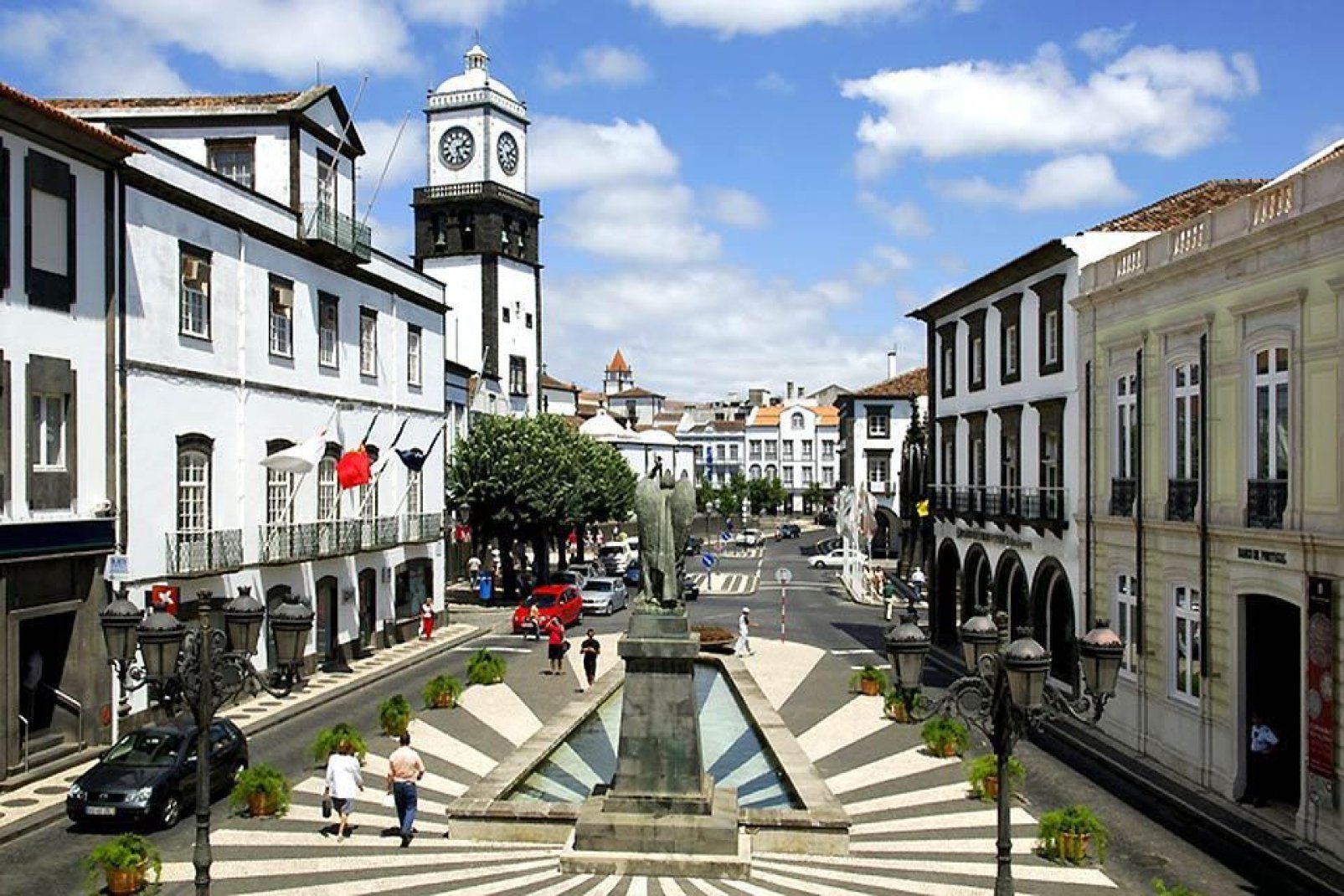 Ponta Delgada auf der Insel Sao Miguel ist die größte Stadt des Archipels und der Verwaltungssitz der Region. Am Meeresufer kann man entspannende Spaziergänge unternehmen.