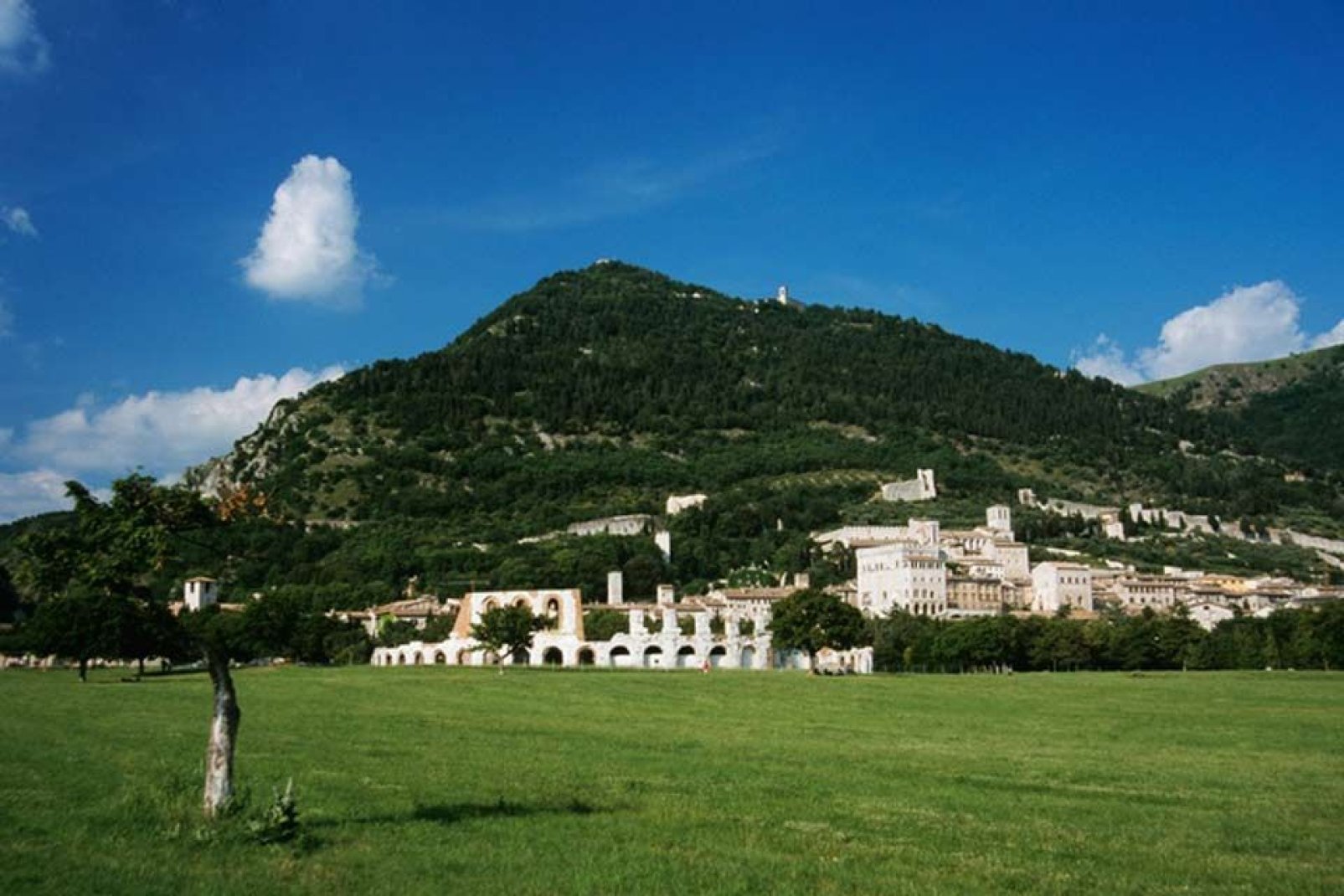 Gubbio ist ein schönes geschichtsträchtiges Dorf in Umbrien und befindet sich auf den Anhöhen des Monte Ingino.