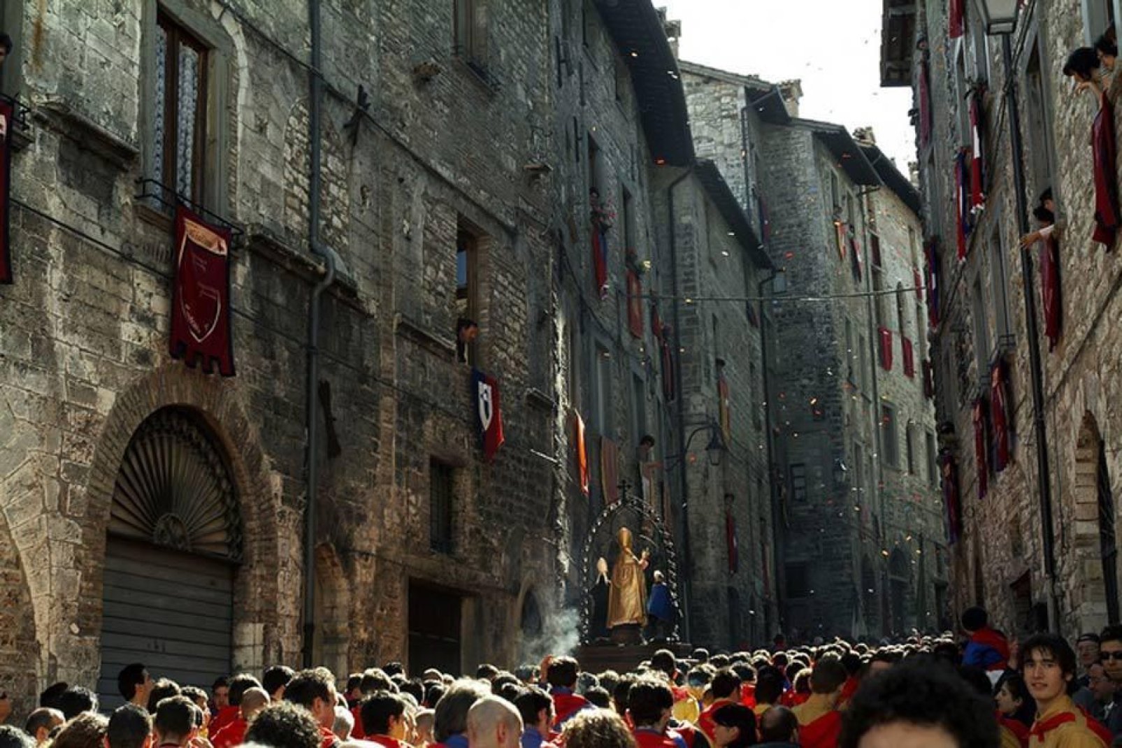 Festa dei Ceri findet am 15. Mai in Gubbio statt. Es handelt sich um ein traditionelles Fest zu Ehren des Hl. Ubaldo Baldassini, Bischof und Schutzherr der Stadt.
