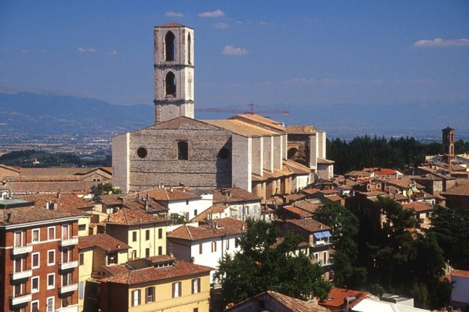 Perugia, capoluogo dell'Umbria, è una città d'arte ricchissima di storia e monumenti