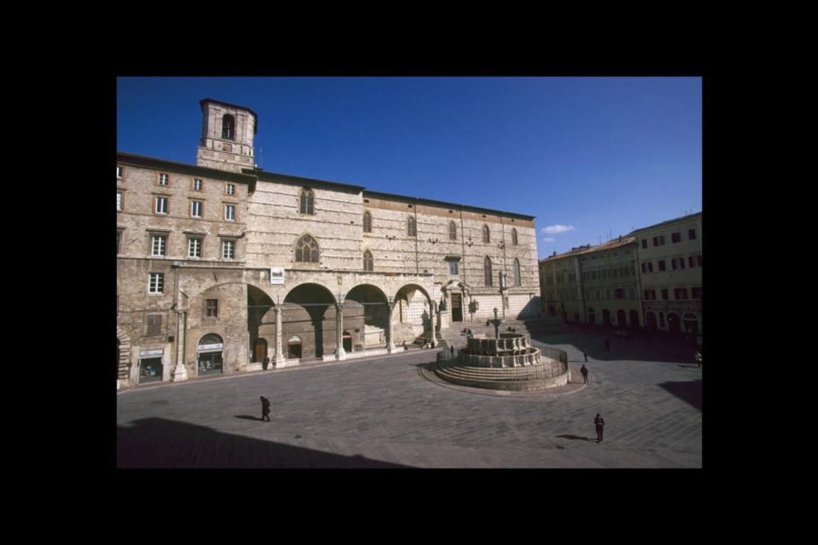 Piazza IV novembre avec la Fontana Maggiore au centre et la Cathédrale en toile de fond