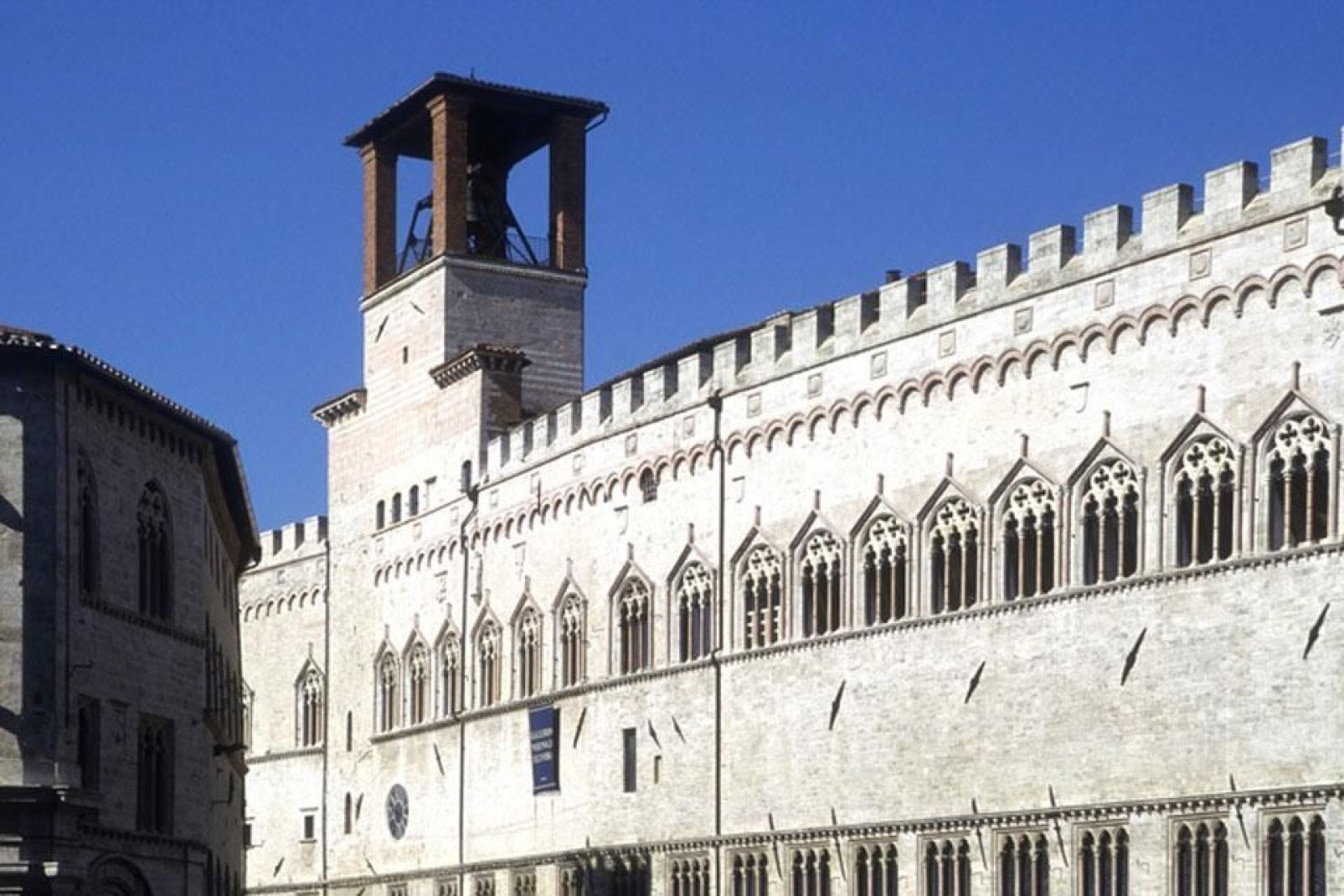 Construido en Perugia entre 1293 y 1443, el Palazzo dei Priori, sede del ayuntamiento aún hoy en día, es un ejemplo del arte del período comunal.