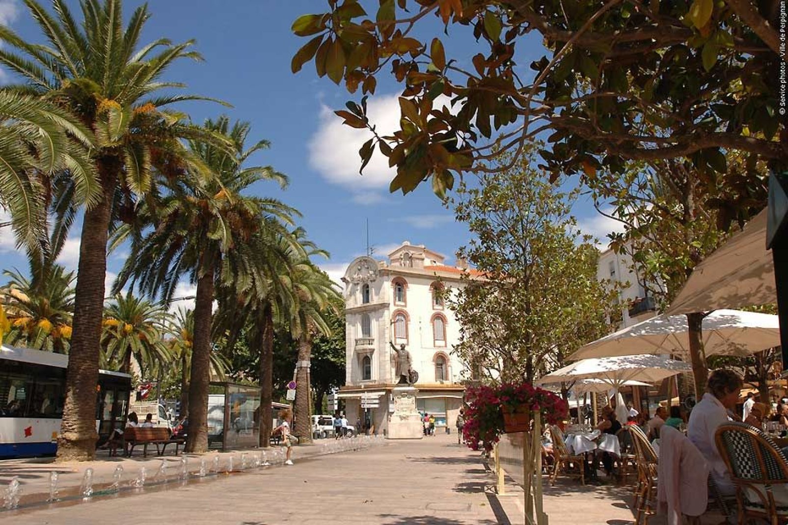 In Perpignan herrscht ein äußerst angenehmes Ambiente mit zahlreichen Cafés und Terrassen, auf denen man sich wunderbar entspannen kann.