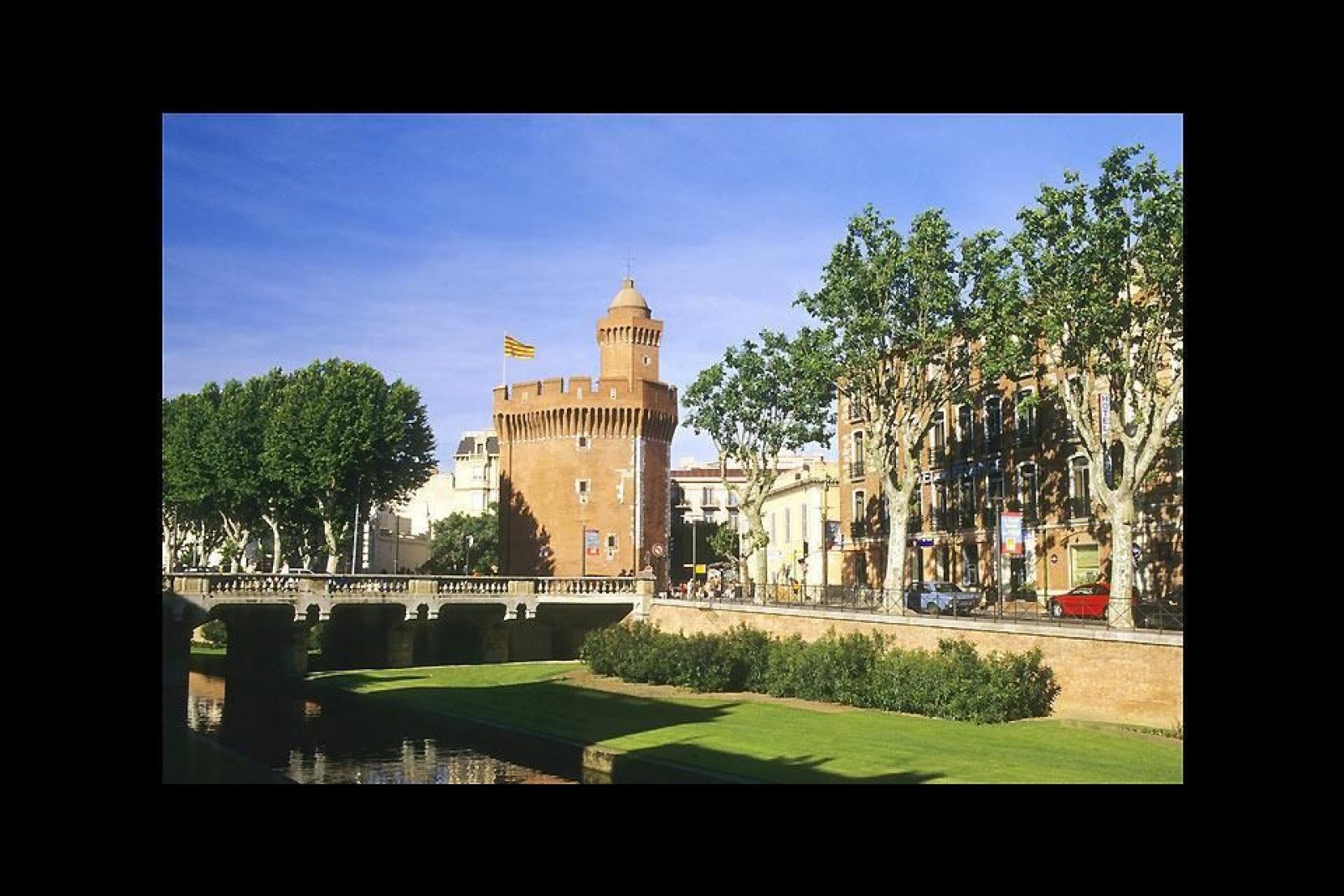 Le Castillet abrite aujourd'hui le Musée Catalan des Arts et Traditions Populaires. Le Castillet est formé du Grand Castillet et du Petit Castillet.