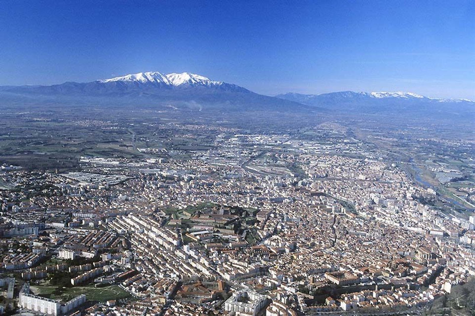 At an altitude of 2,785m, Pic du Canigou is the highest point of the Canigou mountain range. It offers a stunning panoramic view over the Roussillon plain.