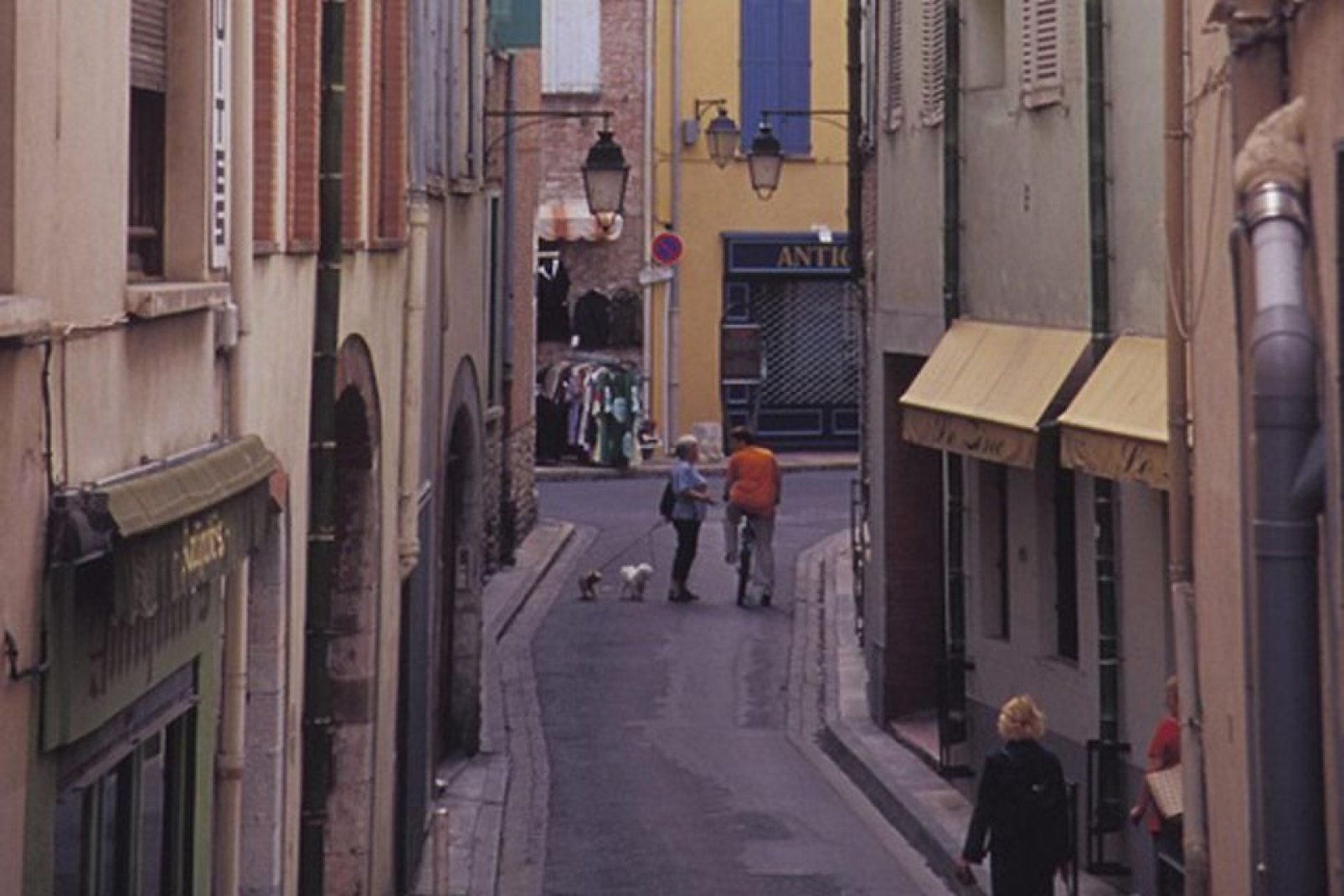 Ces petites ruelles se trouvent à Perpignan et renferment bon nombre de marchés, de bars ou encore de restaurants. Tout pour profiter du calme, loin de la circulation.