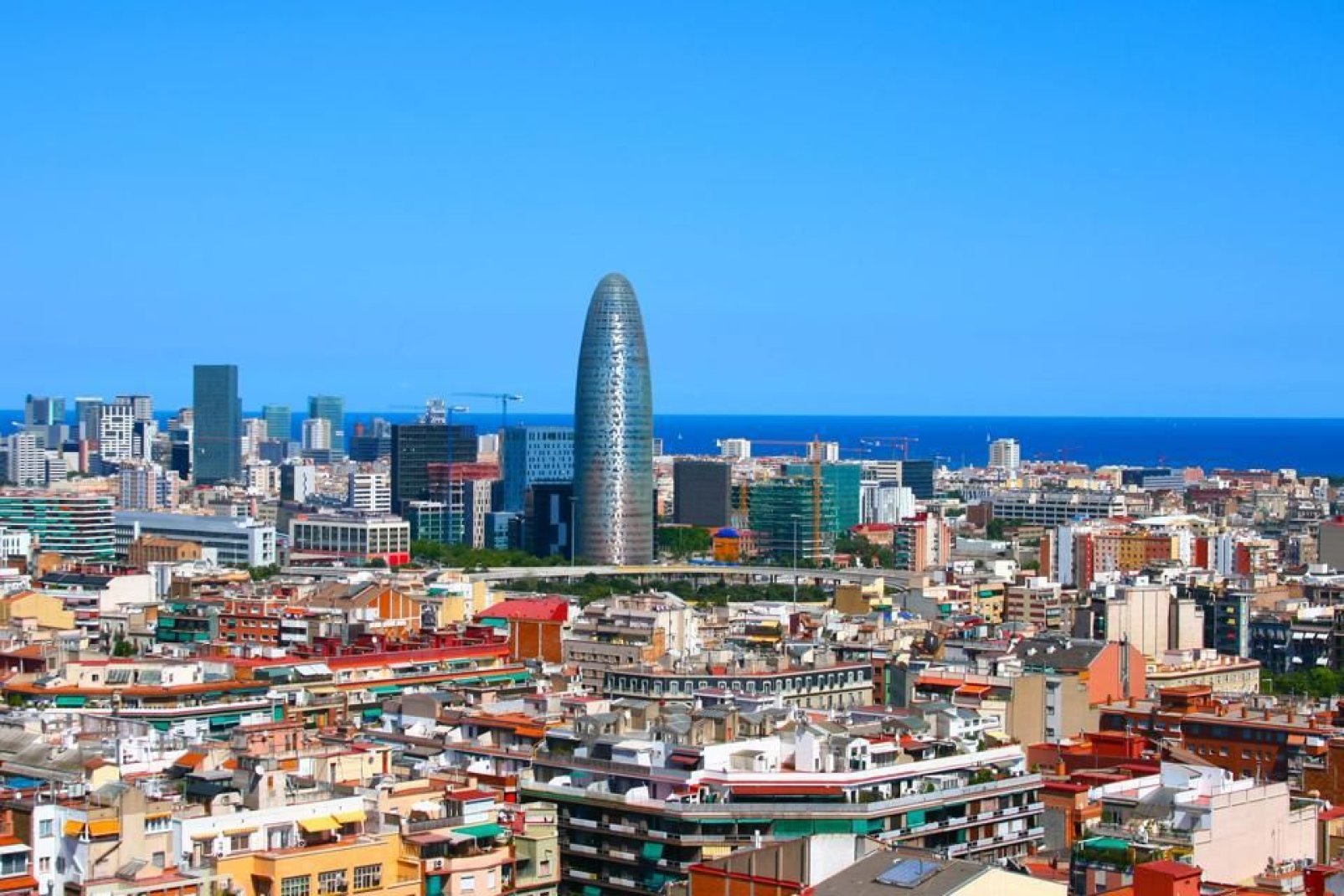 La tour Agbar, gratte-ciel conçu par l'architecte Jean Nouvel, est l'un des nouveaux symboles de Barcelone.