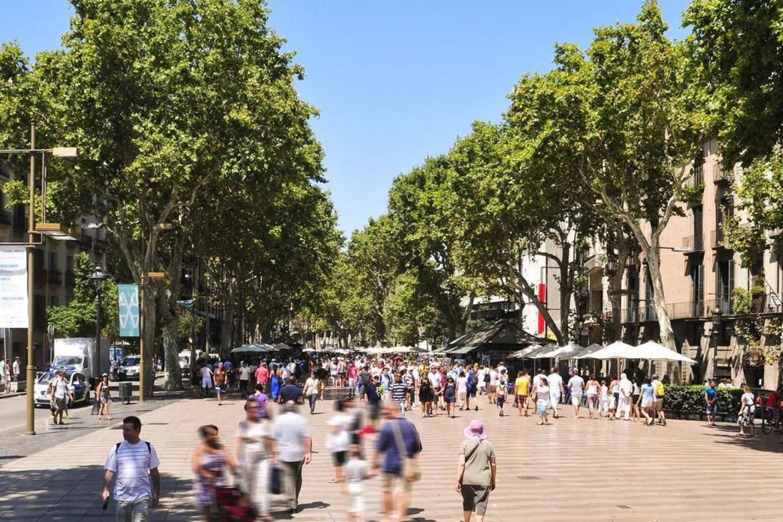 La Rambla, una de las avenidas más conocidas de Europa, permite llegar al puerto viejo desde la plaza Cataluña.