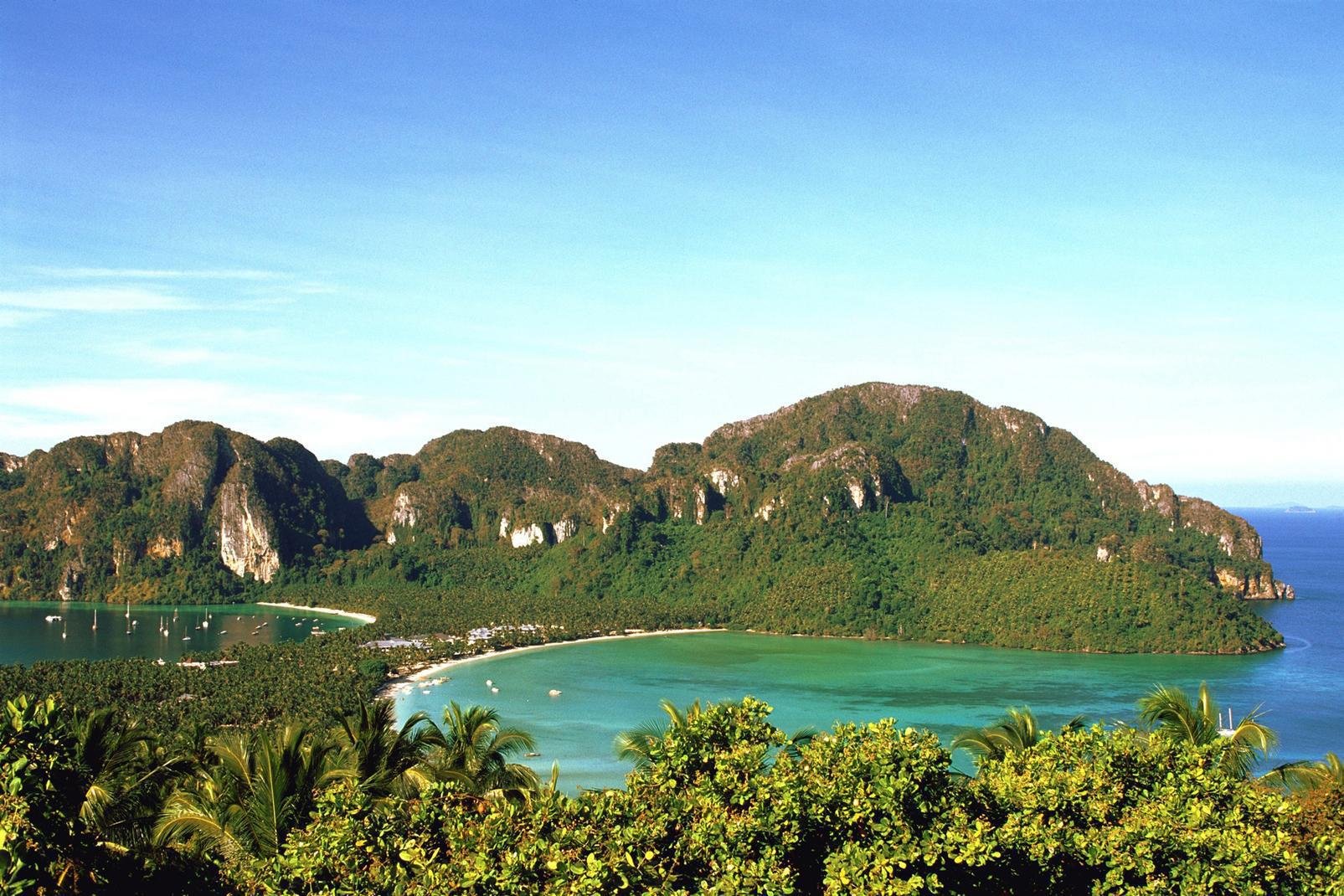 Installée au large de la Thaïlande dans la mer d'Andaman, les îles Phi Phi se trouvent entre l'île de Phuket et le continent. La plus touristique, Koh Phi Phi Don, est connue pour ses sites de plongée sous-marine mais aussi pour ses magnifiques plages de sable fin. L'endroit a notamment été rendue célèbre par le film « La plage » ou « The Beach » sorti sur les écrans en 2000, réalisé par Danny Boyle, ...