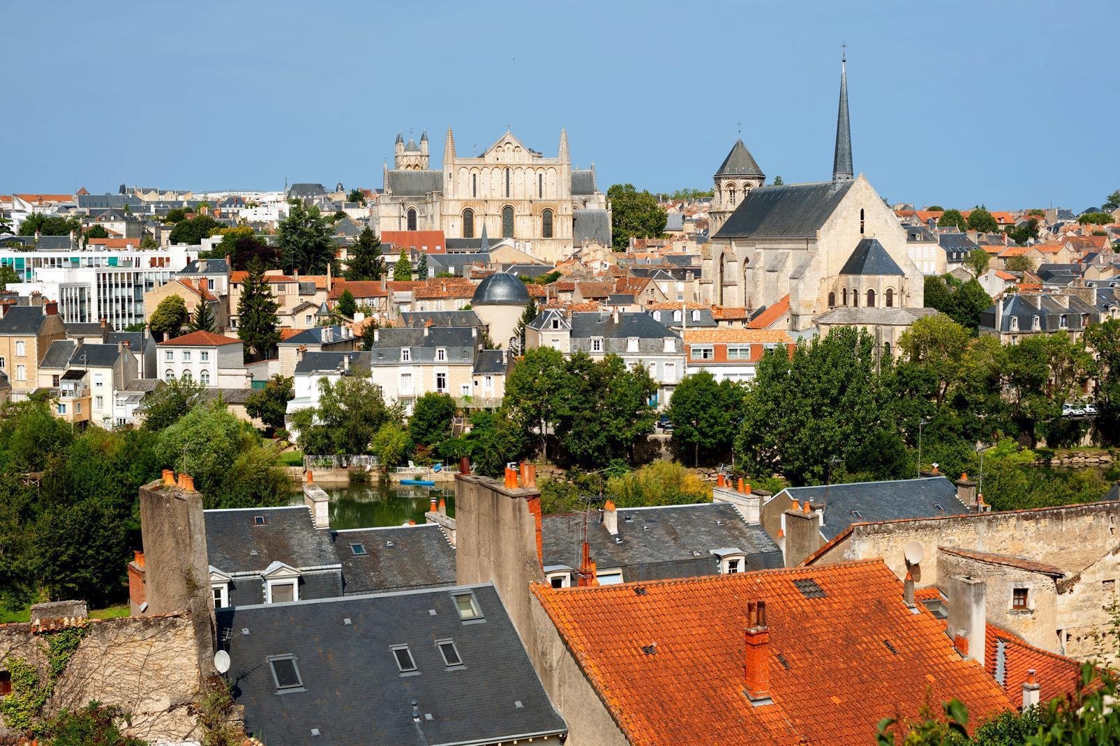 Die Hauptstadt der Region Poitou-Charentes auf halbem Wege zwischen Paris und Bordeaux, die einst "Lemonum" genannt wurde, liegt auf einem Gebirgsvorsprung zwischen den Flüssen Clain und Boivre.  
Die Stadt erlangte mit der Schlacht von Tours und Poitiers Berühmtheit, bei der Karl Martell den aus Spanien einfallenden Mauren Einhalt gebot. Die "Stadt der 100 Glockentürme" wartet mit einem außergewöhnlich ...