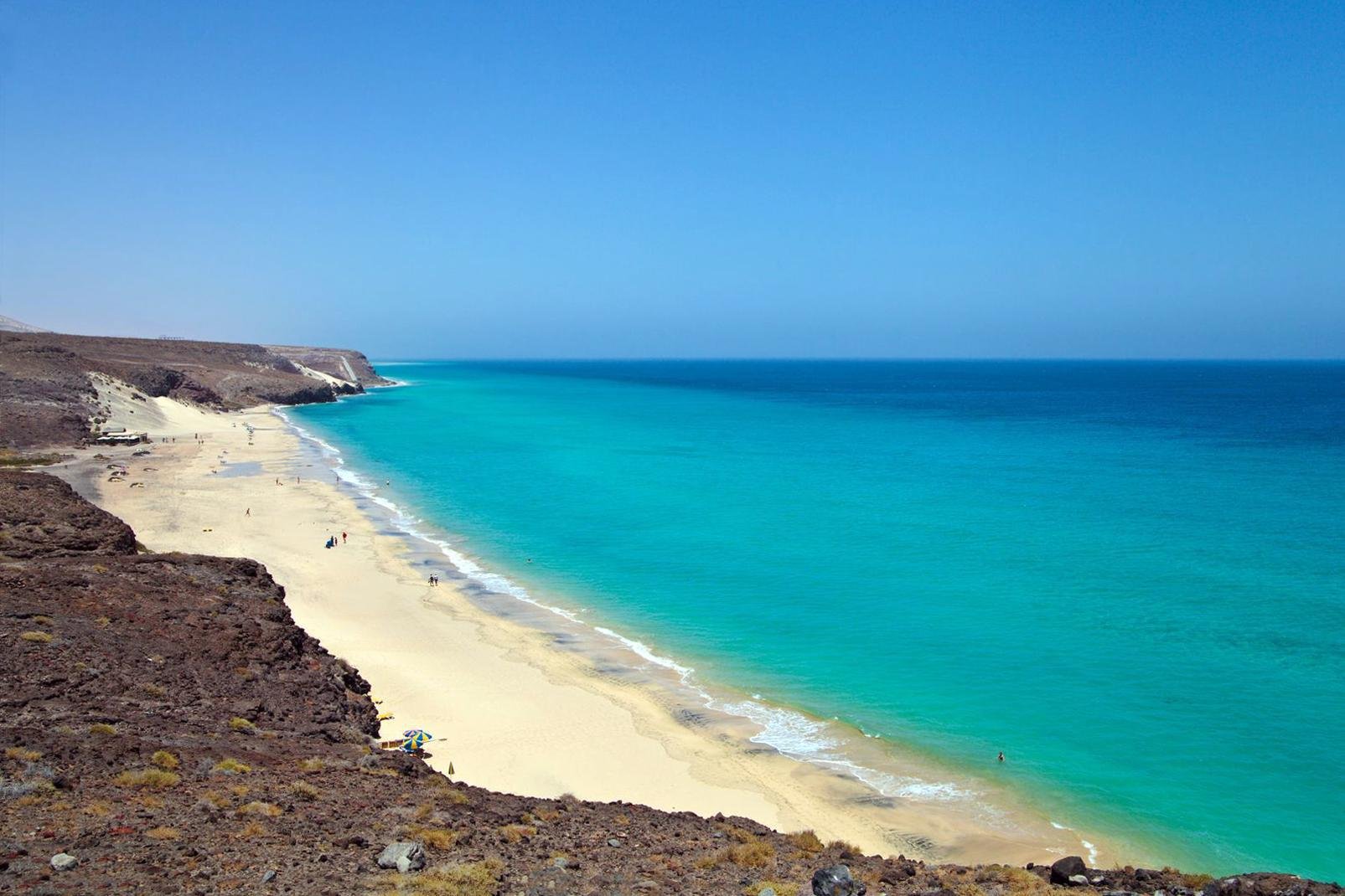 Les plages les plus agréables et impressionnantes de Fuerteventura se trouvent sur la péninsule de Jandia, à l'extrême sud de l'île. Avec ses longues bandes de sable, entrecoupées de falaises, Costa Calma voit aujourd'hui fleurir de plus en plus de constructions modernes. ...