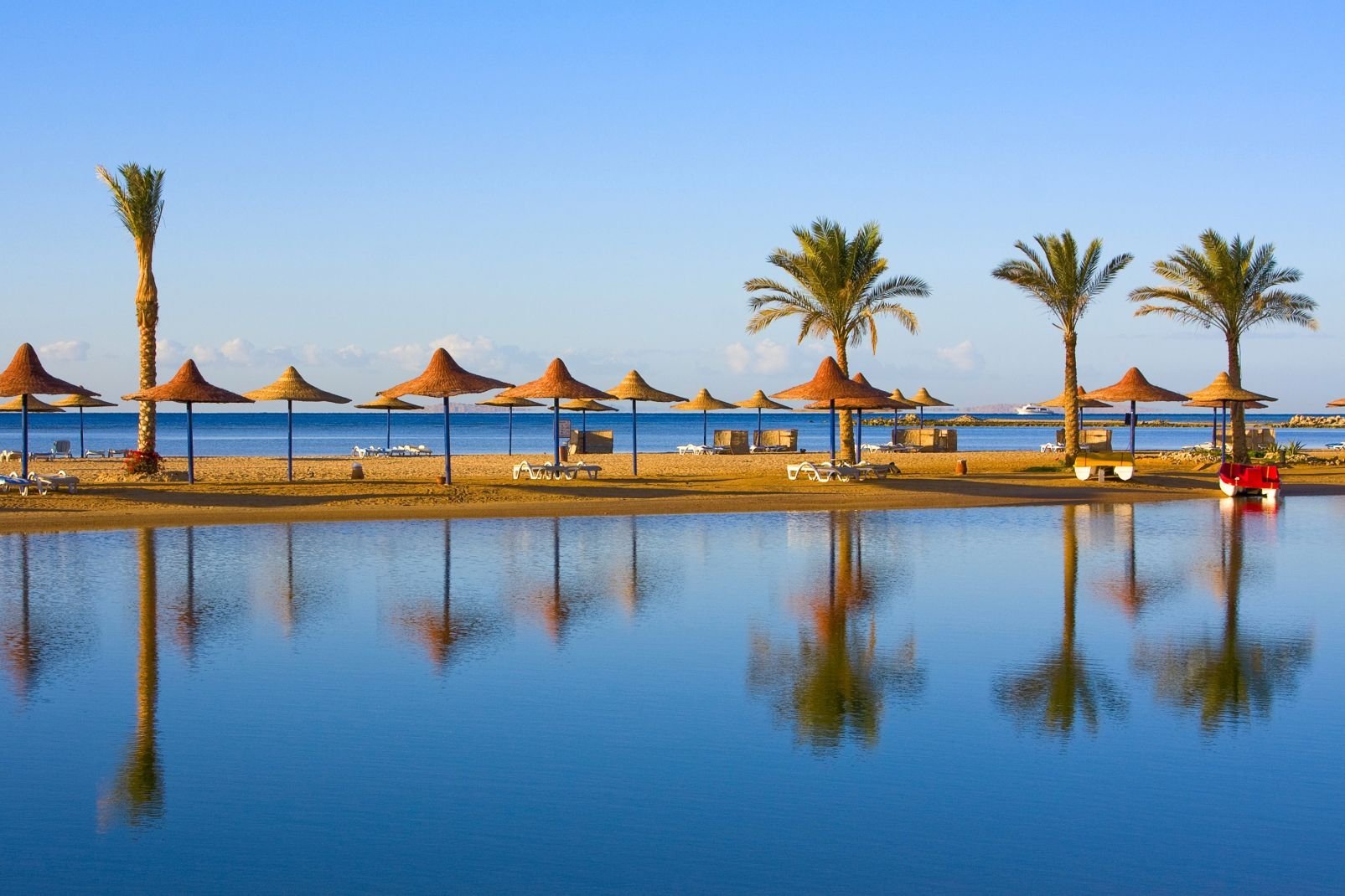 Marsa Alam, c'est l'appel du grand sud à 800 km du Caire. Ce coin de désert bénéficie depuis 2001 d'un aéroport international pour desservir de nouvelles zones hôtelières en développement le long de la mer Rouge et de ses sublimes fonds marins. Mais si la région change, on est encore loin du bétonnage frénétique d'Hurghada ou de Sharm-El-Sheikh. La principale ville des environs est El-Quseir (ou Al-Qusayr ...
