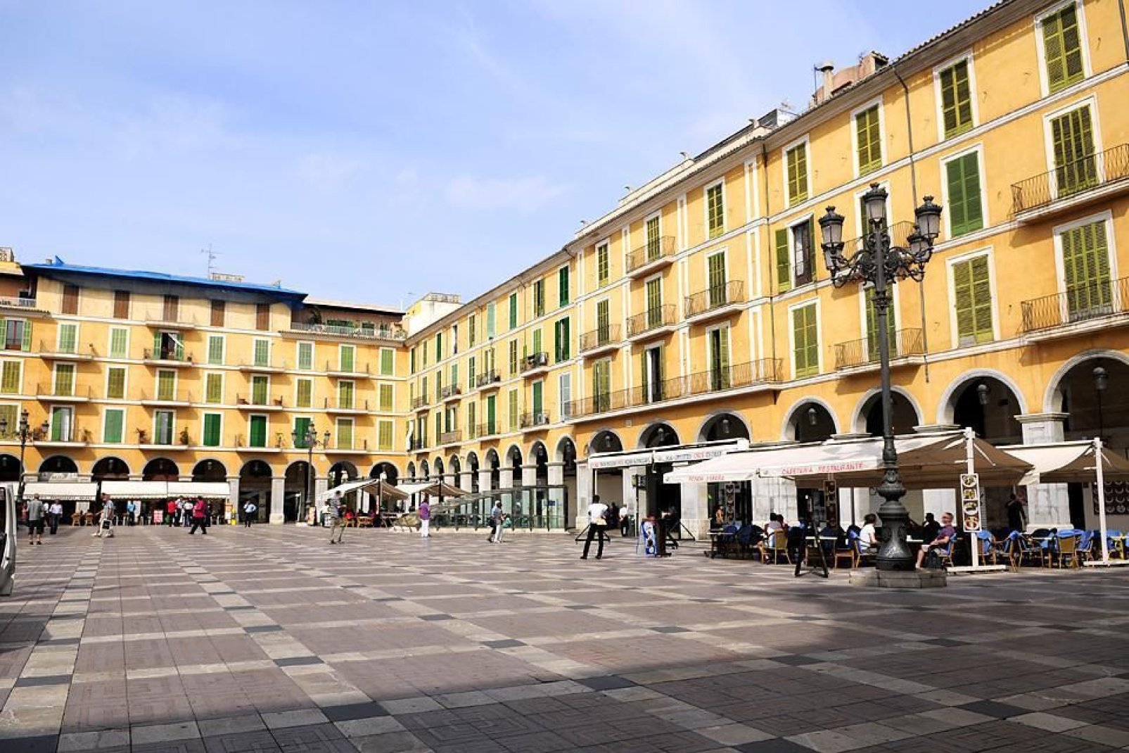 La place principale fait pensée à la plaza Major de Madrid avec ses arcades bordées de bars, boutiques et restaurants.