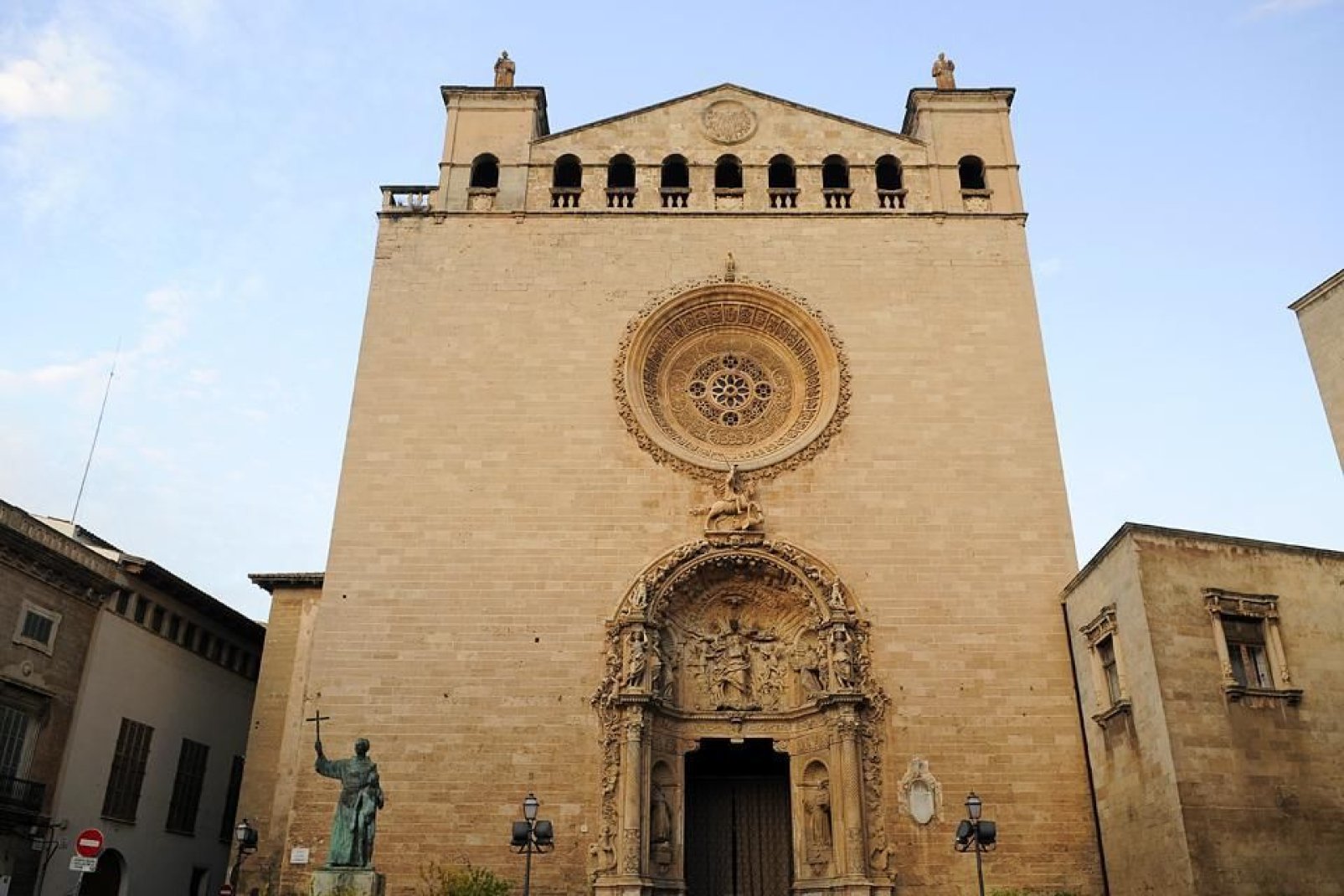 Dal Medioevo in avanti, sono numerosi gli stili architettonici ad aver lasciato le proprio tracce all'interno della cattedrale.