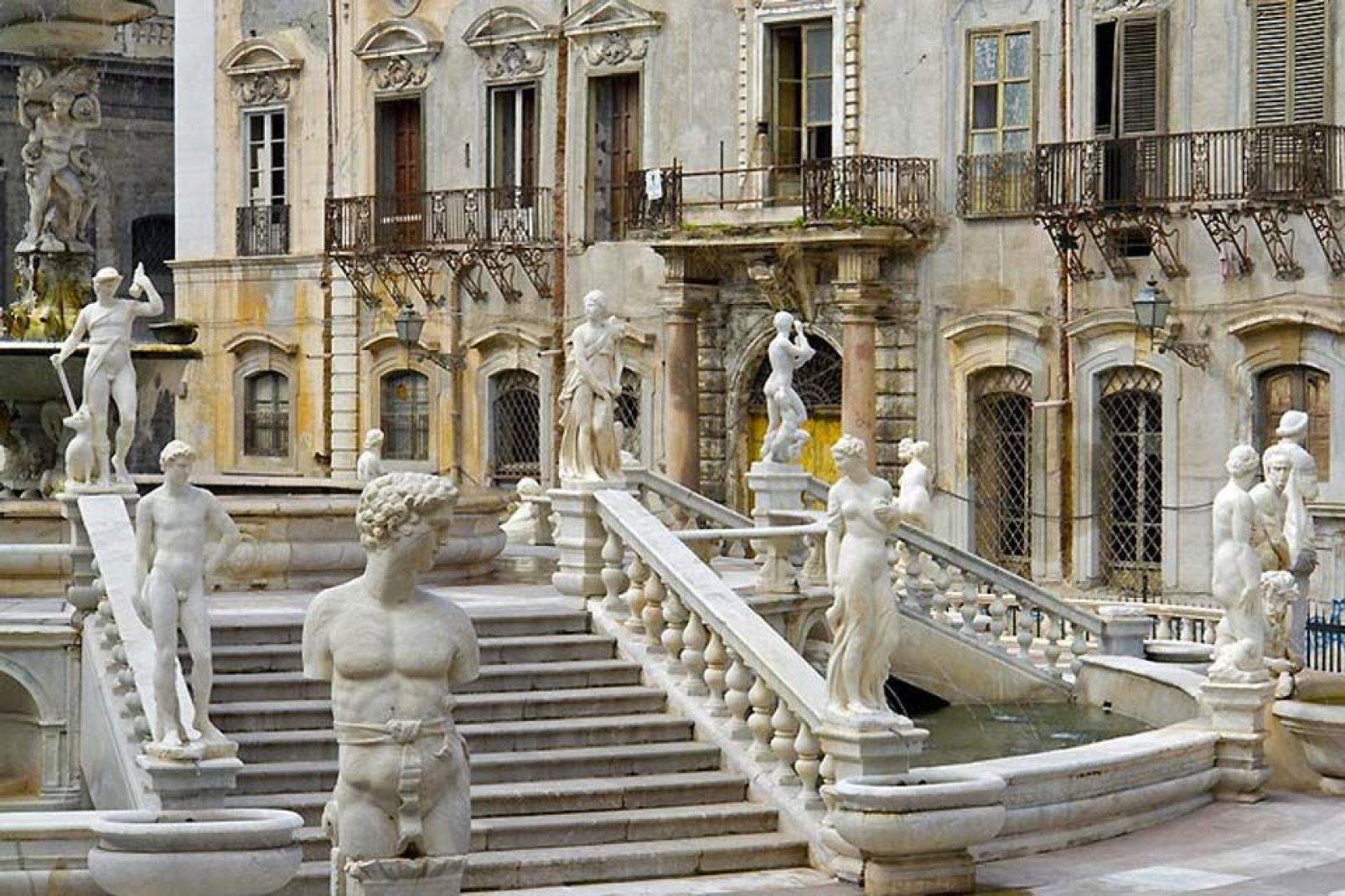 Au centre de la place, on aperçoit la célèbre fontaine réalisée par Camillo Camilliani en 1554.