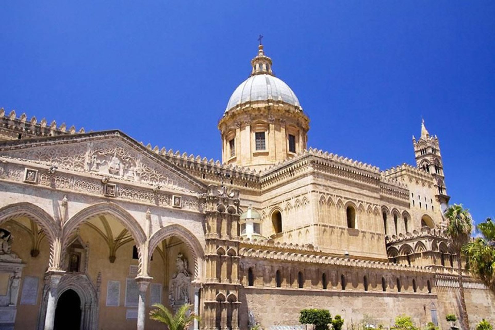 La Catedral de Palermo, dedicada a Nuestra Señora de la Asunción, es un complejo arquitectónico grandioso que reúne varios estilos.