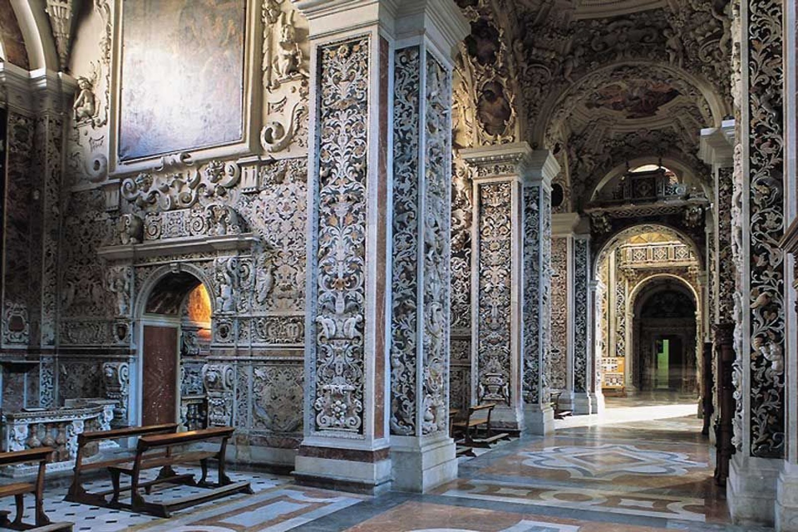 Las obras comenzaron en el siglo XII, pero el interior está marcado por la renovación del siglo XVIII.