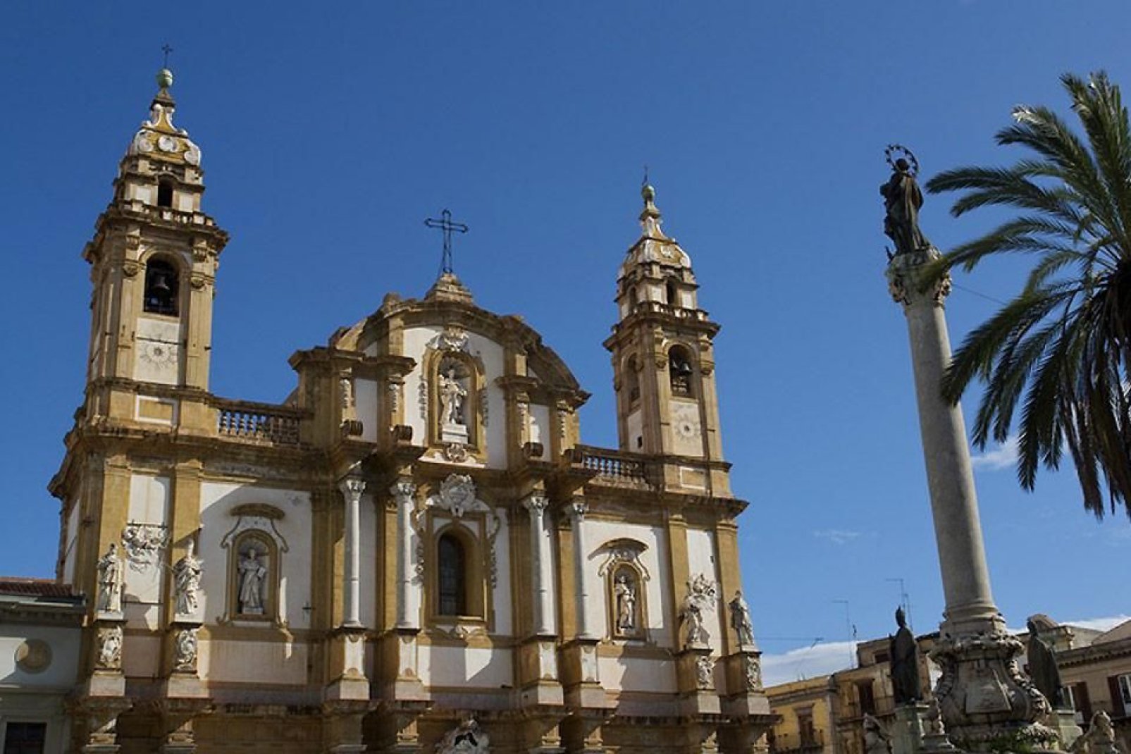 La chiesa di San Domenico è la seconda chiesa di Palermo per importanza dopo la Cattedrale e si trova nell'omonima piazza nel quartiere La Loggia.