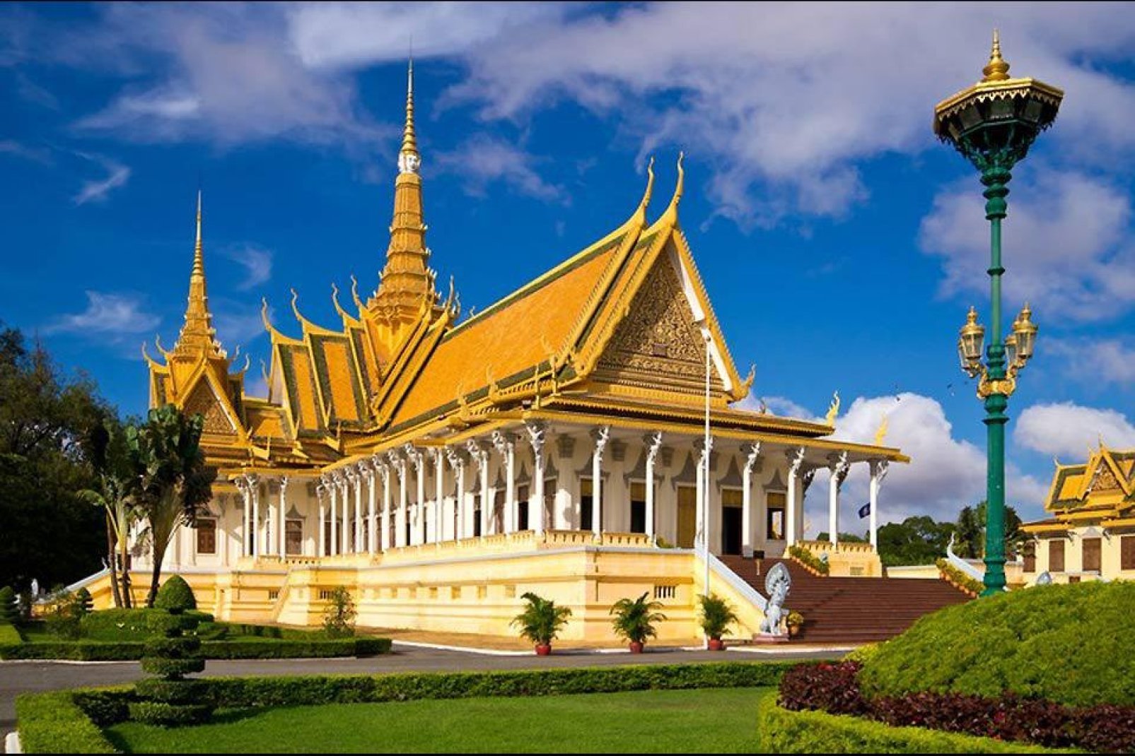 Le Palais Royal de Phnom Penh s'appelle Preah Barom Reachea Vaeng Chaktomuk en langue khmère. Il a été construit en 1886.