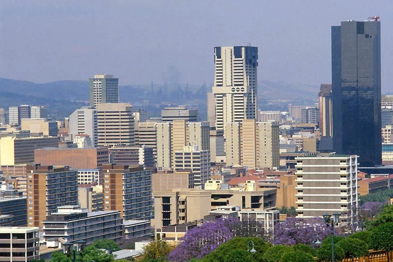 The former South African capital of Transvaal is rather touristy. Pretoria is a lively city that knows how to make the most of its assets.